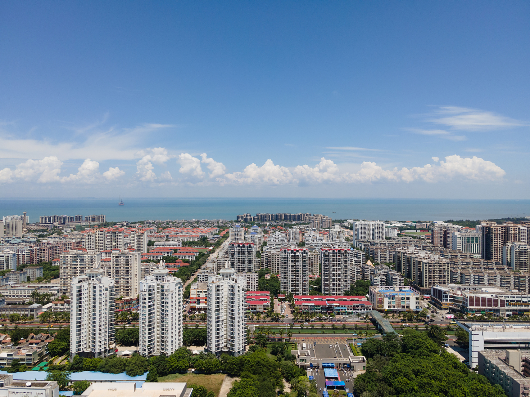 嬉行记# 在中国广东省的深南沿海,有一个名为北海南湾镇的小镇,它有