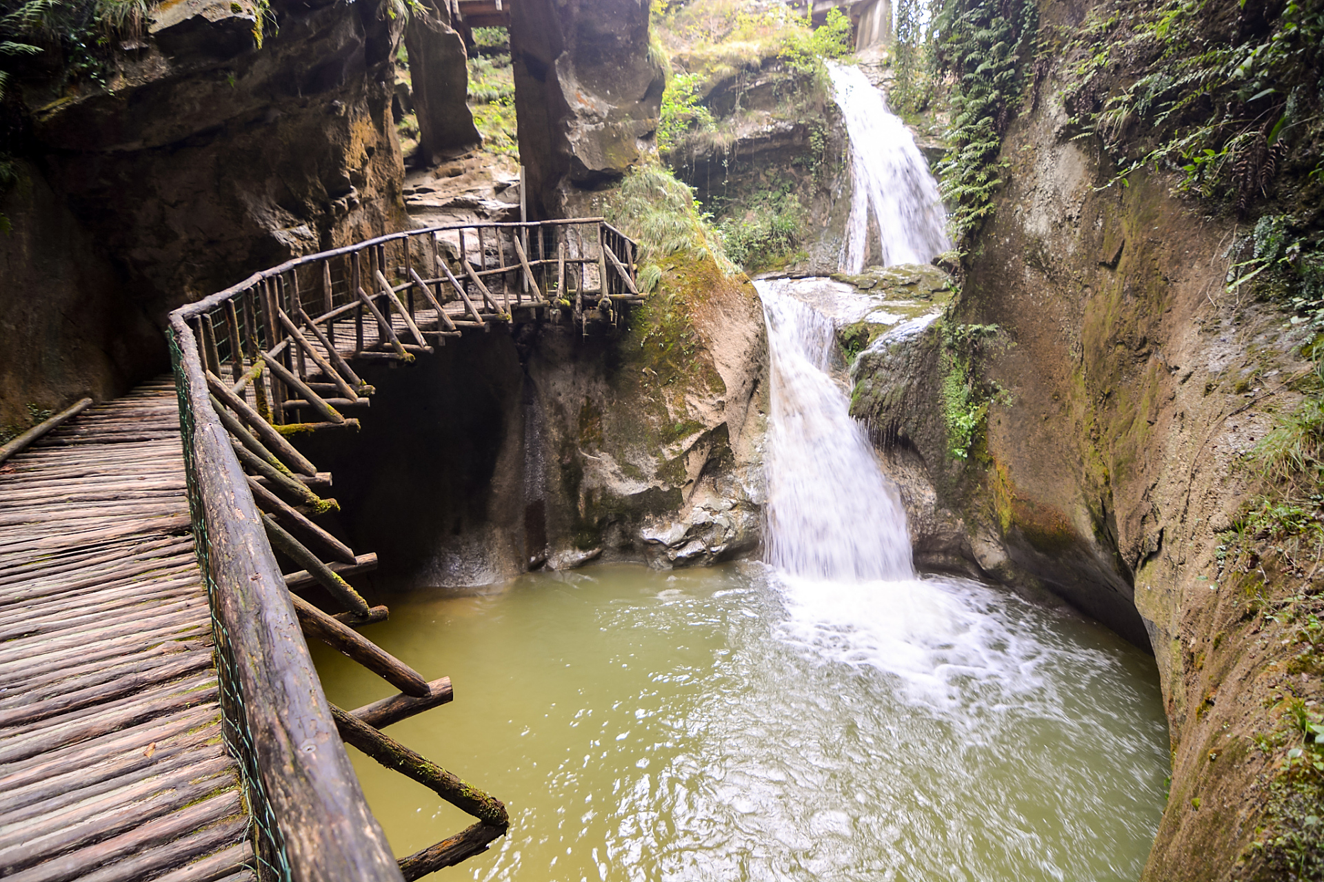 龙潭峡风景区位于洛阳万山湖畔的新安县,属洛阳黛眉山国家地质公园的