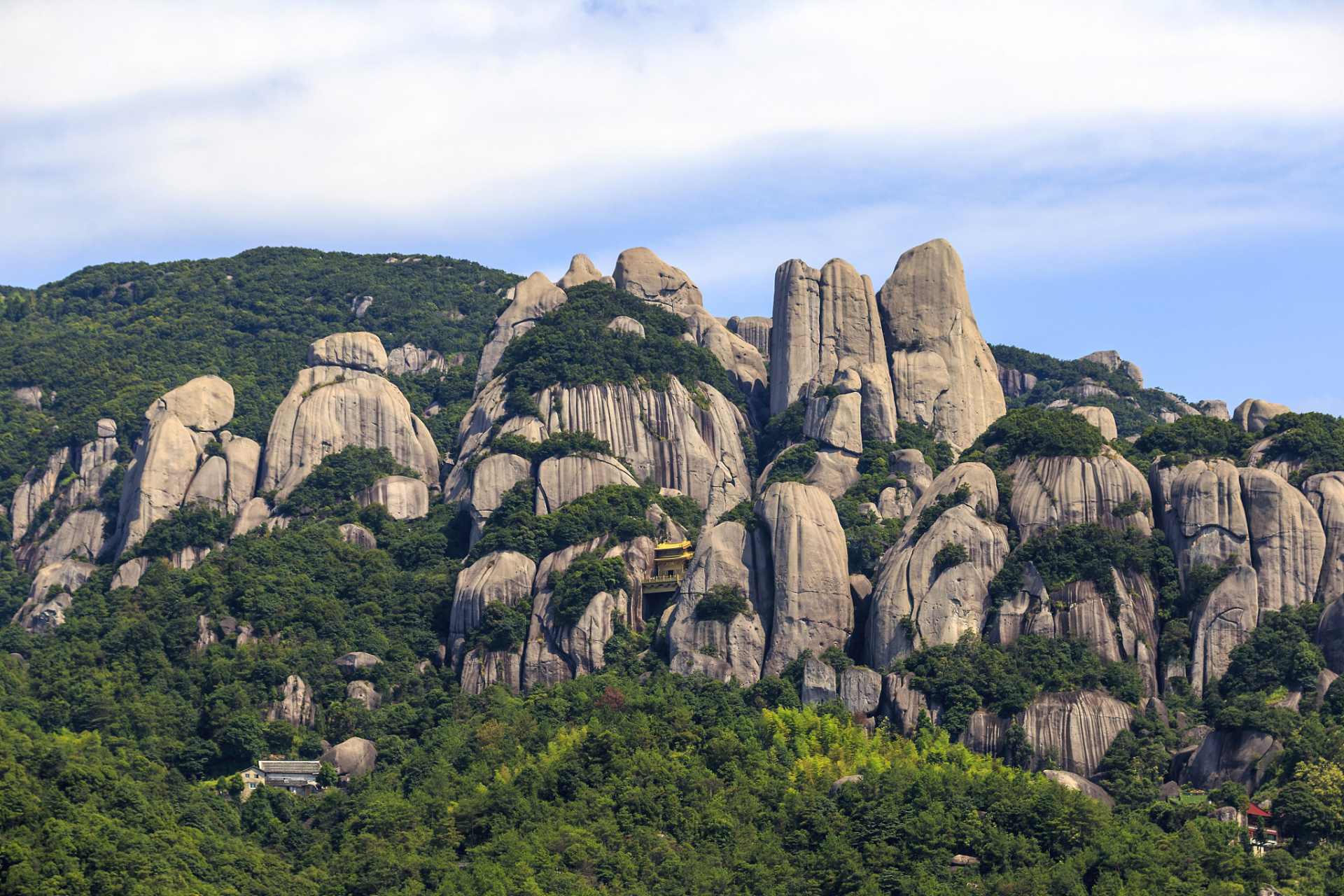位于浩瀚的东海之滨,风景名胜区太姥山麓,涌现出一片美丽的水乡渔村