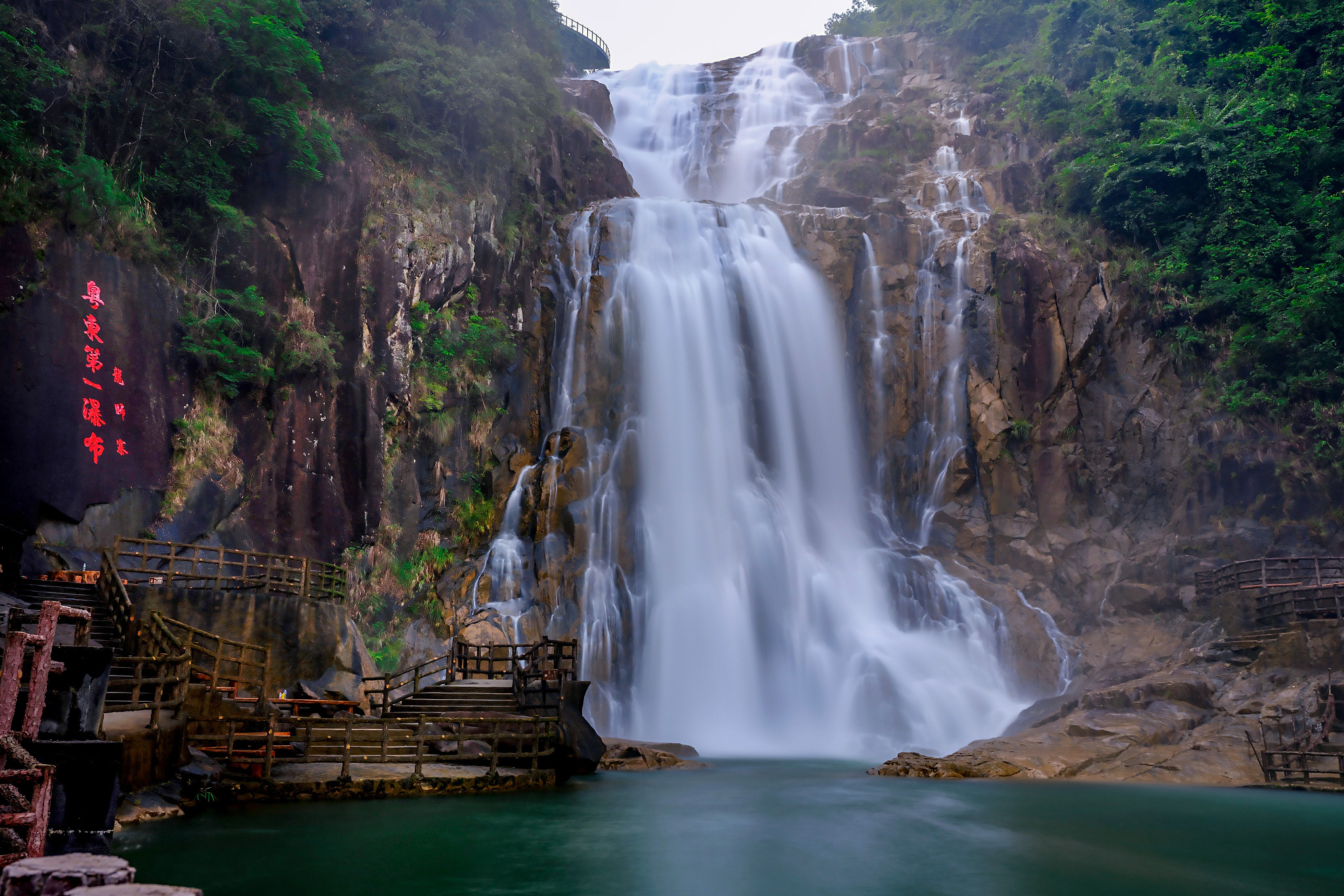 黄山的九龙瀑布在夏季的瀑布景观如何?