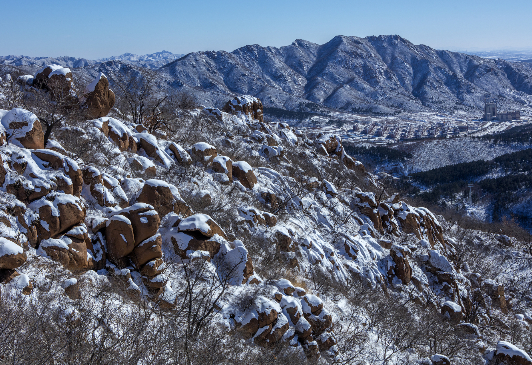 伏羲山是郑州西南部的大型旅游景区,冬天景色独特,因地形和山脉的起伏