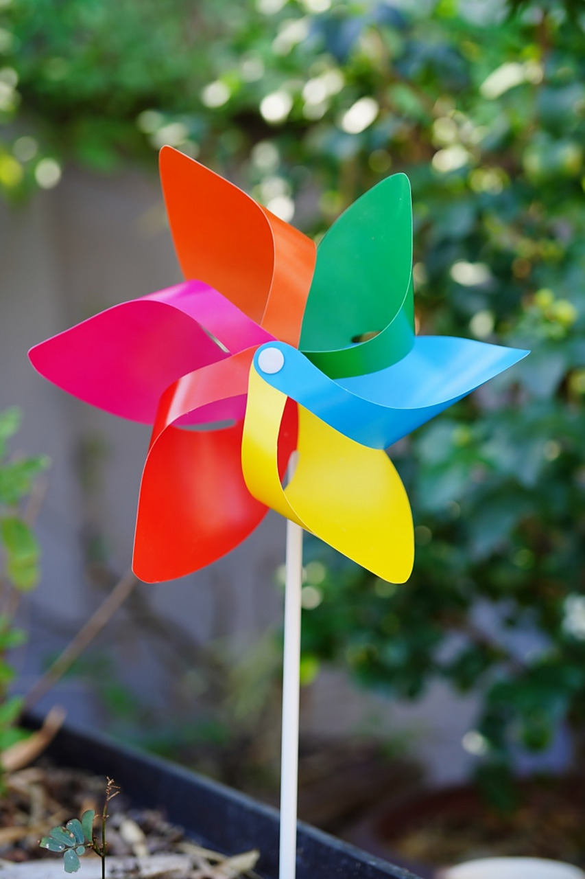 爷爷给.你买!"小孙子:"我想要个风车!"张大爷:"你这要求也