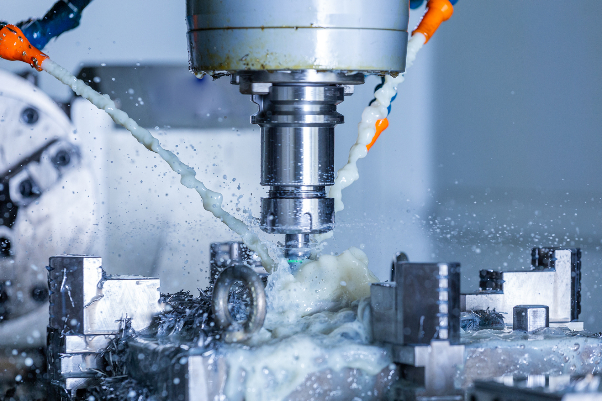 刮刀离心机是一种高效过滤设备,利用离心力实现固液分离,能去除切削液