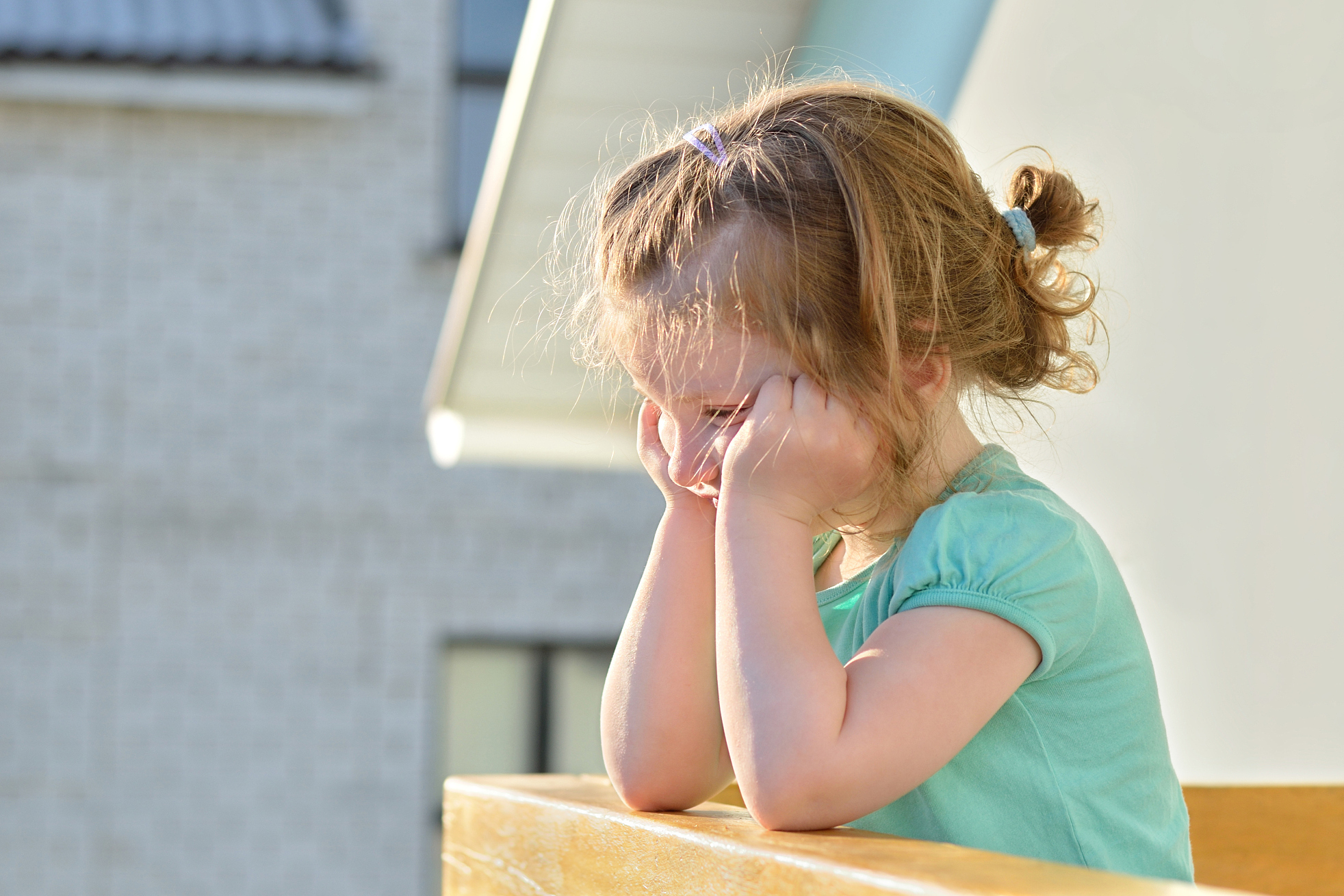 孩子哭闹怎么办?无需再纠结!教你用温柔坚持,陪伴理解改变行为