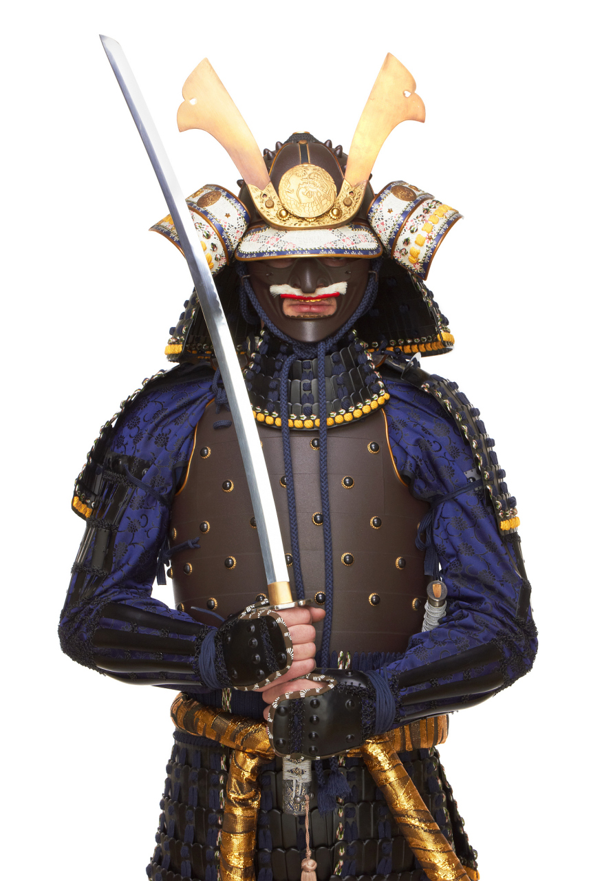 小伙cosplay日本武士被轰出商场  一起年轻男子穿着日本武士服装持刀