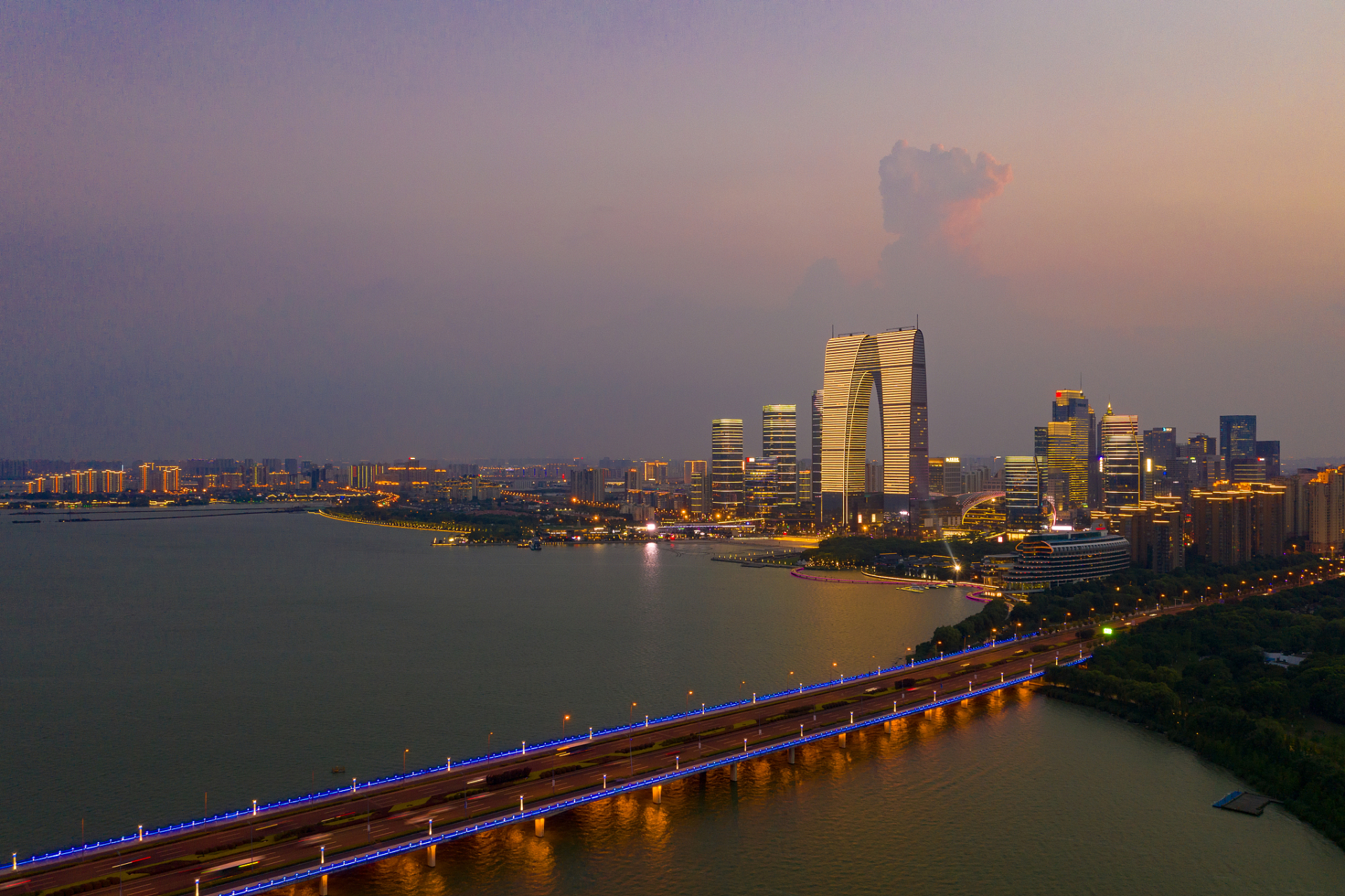 江苏苏州金鸡湖,现代化城市的湖泊公园与夜景  首先,让我们来看看