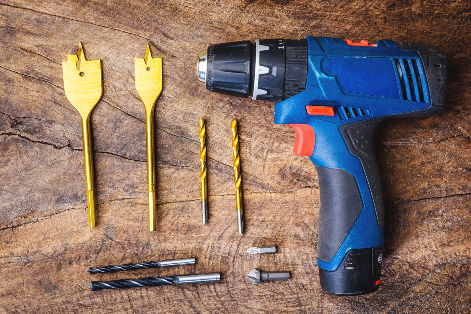 轻松更换电钻钻头与扳手转换头!先断电,稳稳当当换装备.