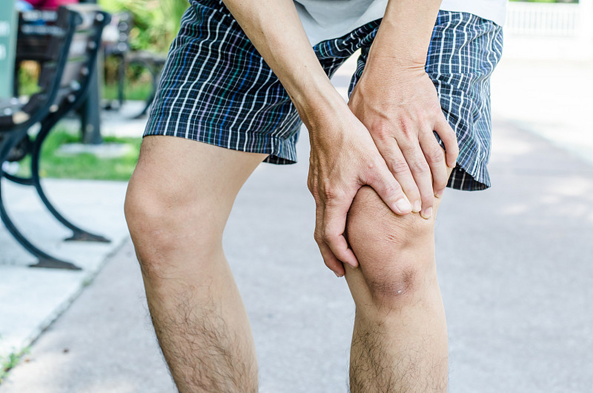 大腿内侧疼痛的原因,通常是由于内收肌的劳损引起.