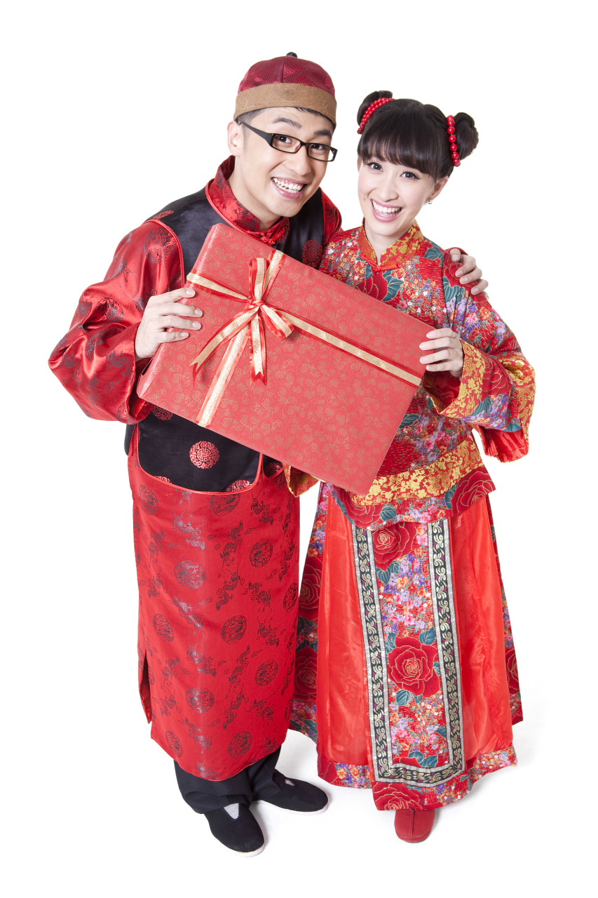 以下是古代拜年服饰的一些讲究: 1,色彩选择: 在古代,红色被视为吉祥