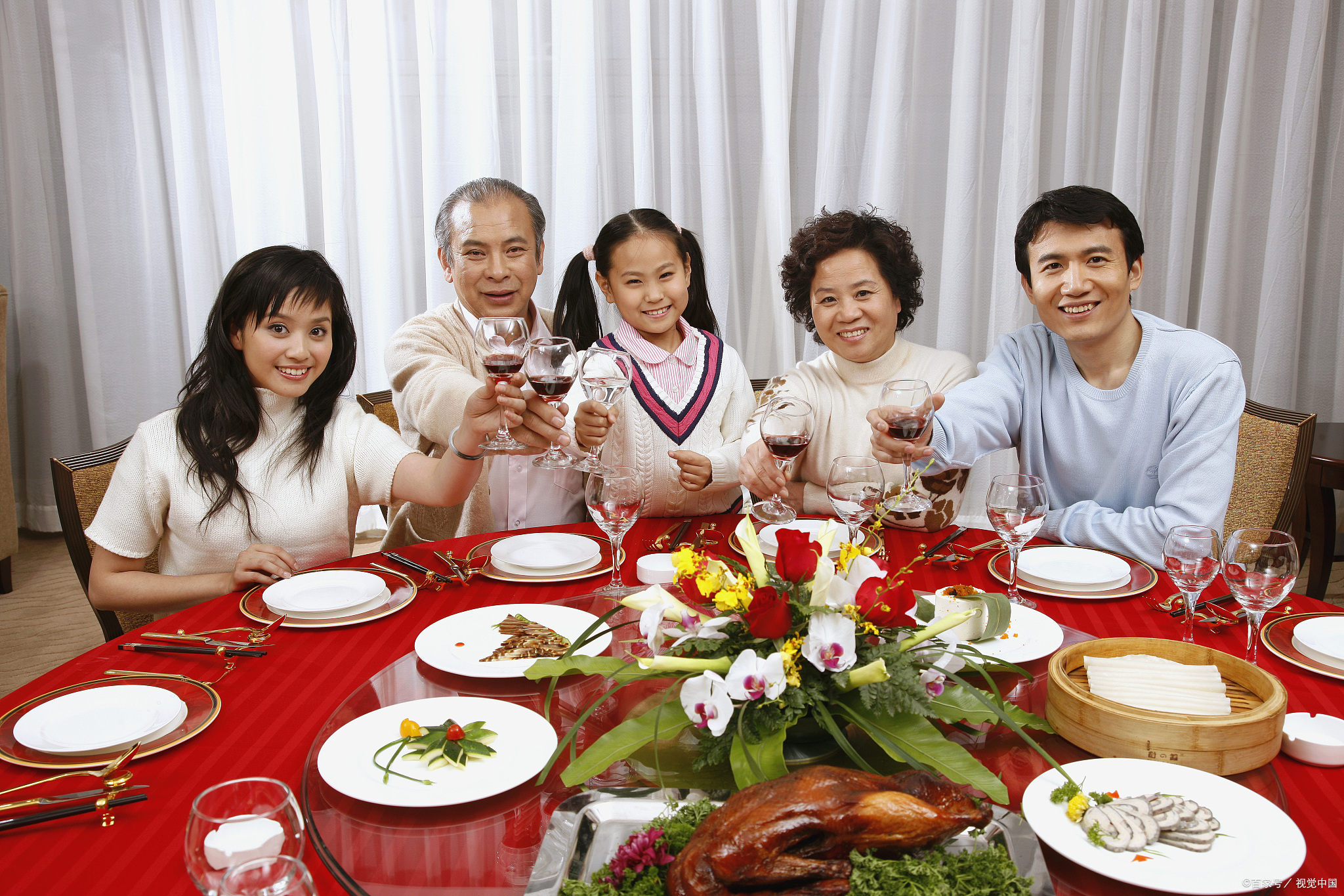 适合周末社交的四大有益活动: 家庭聚会 可以组织家庭聚餐,大家一起
