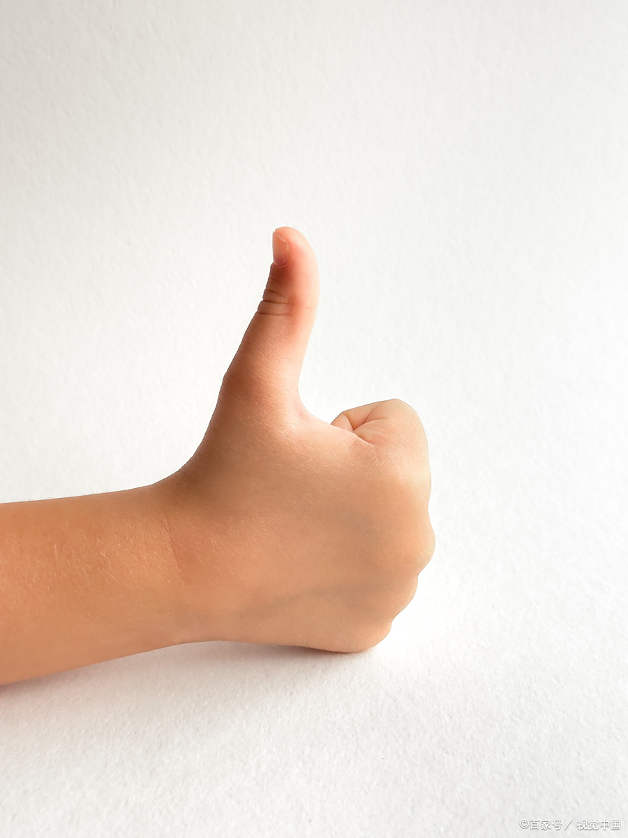 手势优势的手势攥拳大拇指妥妥的手势大拇指放在鼻尖伸指示好表扬手势
