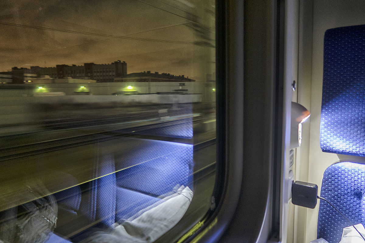 站台上全是拖着行李箱的返程人,45趟夜间高铁像救星一样亮着灯