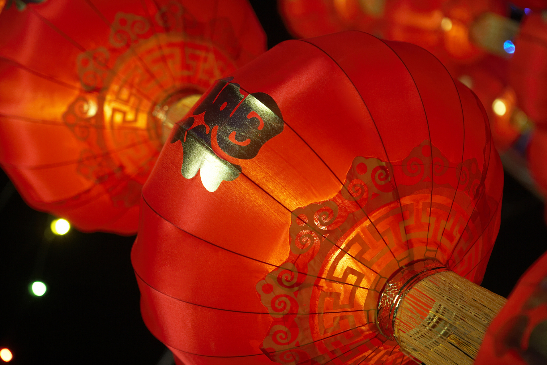 喜庆灯笼的造型独特,如动物形状,传统图案等,红色和金色是其主要的