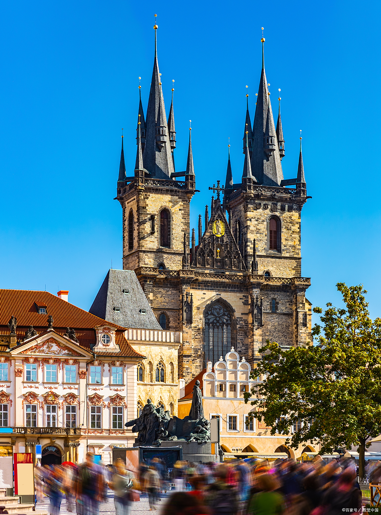 布拉格城堡,这座屹立于伏尔塔瓦河畔的宏伟建筑群,不仅是捷克的历史