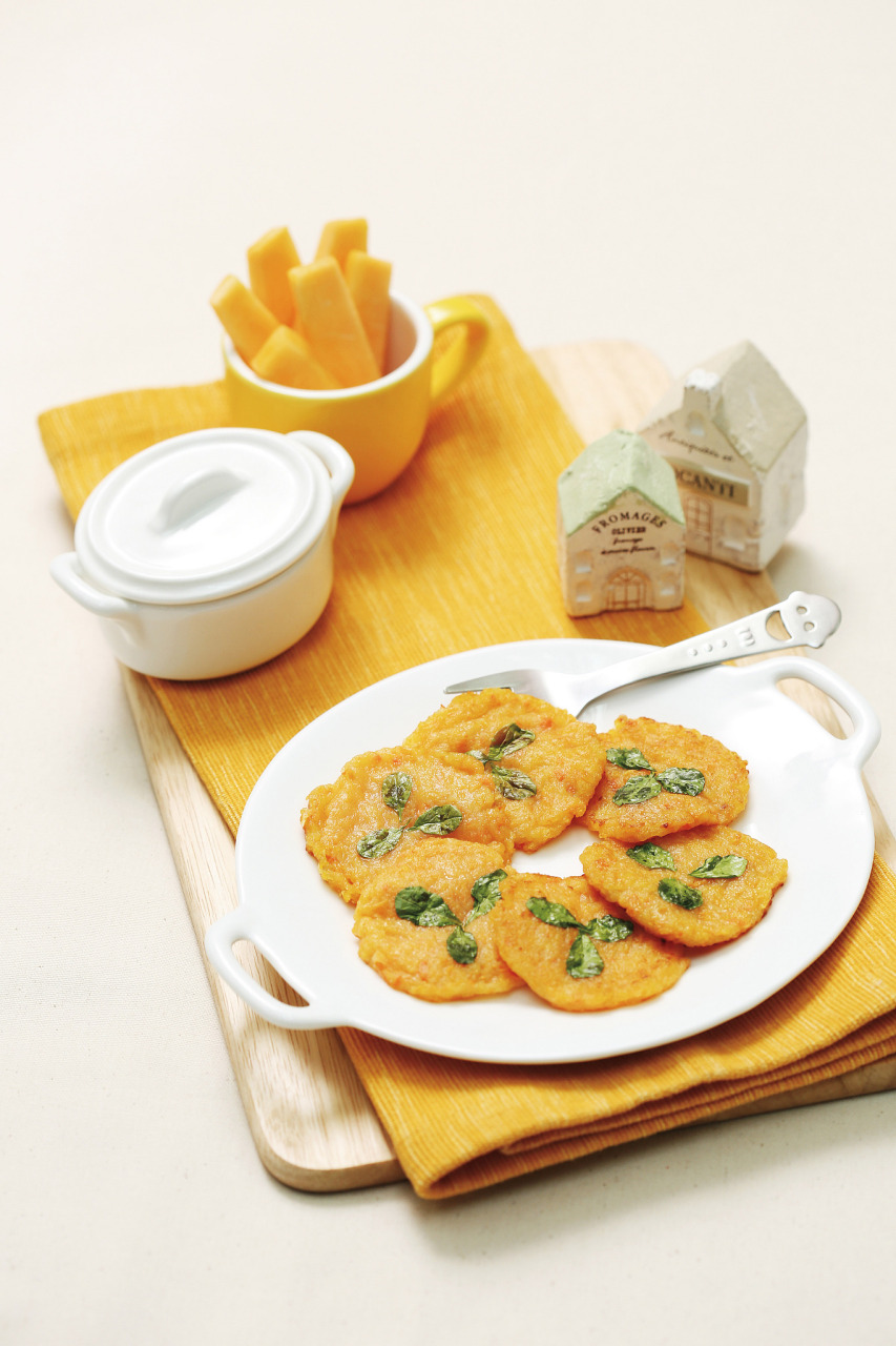 说到无锡的美食,怎么能不提那让人垂涎三尺的玉兰饼呢?