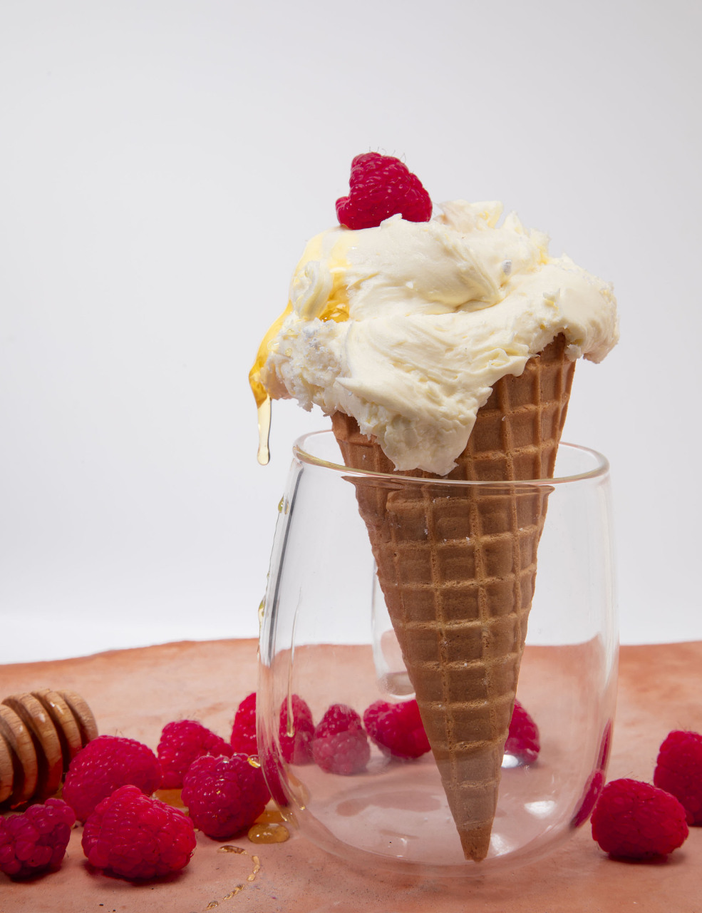 夏天到了,教你在家自制冰激凌.  食材:4个鸡蛋,2袋纯牛奶,80克白糖.