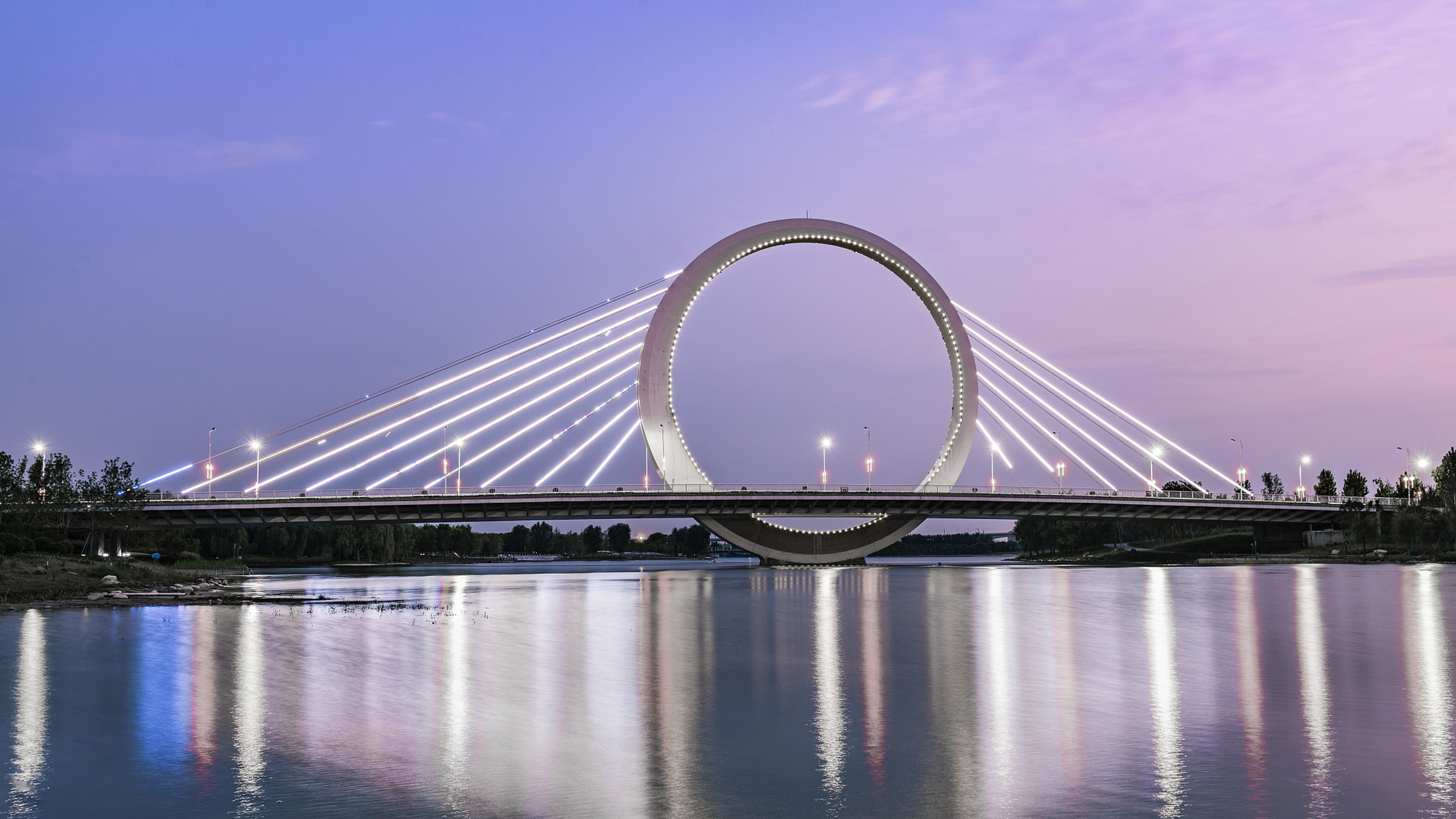 郑州的戒指桥是一道独特的风景线,位于郑州市经开区滨河国际新城内的