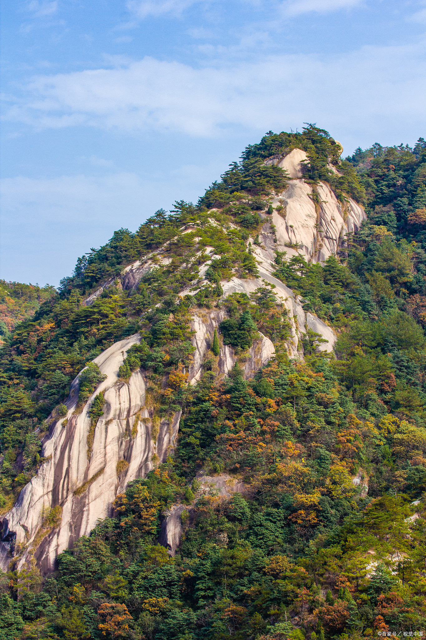 龙须山位于安徽省宣城市绩溪县,主峰龙峰海拔1048.