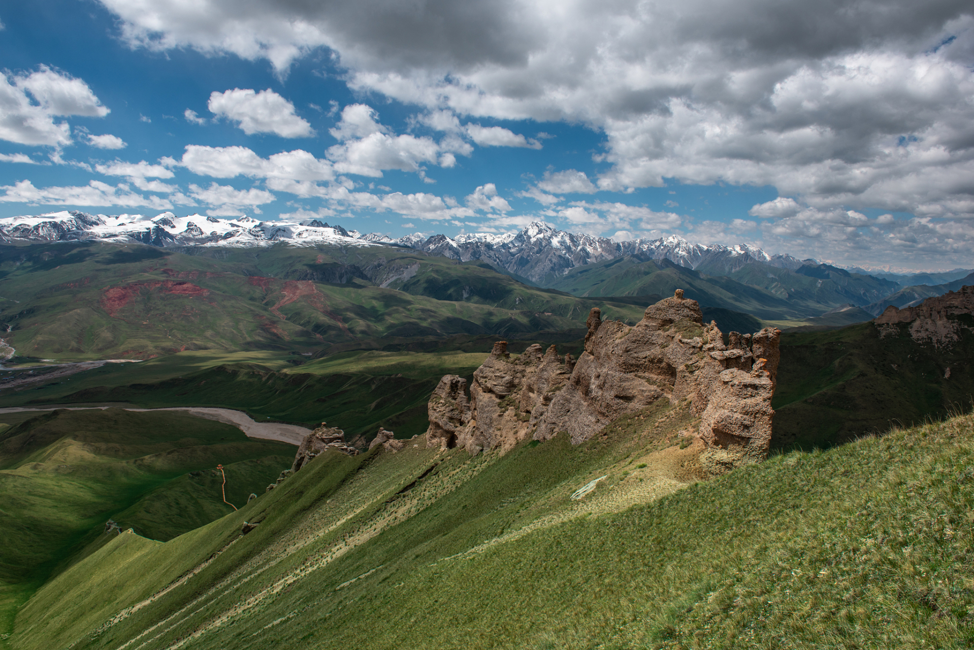 那拉提#新疆那拉提天鹰台旅游景点位于新疆维吾尔自治区的和田地区,是