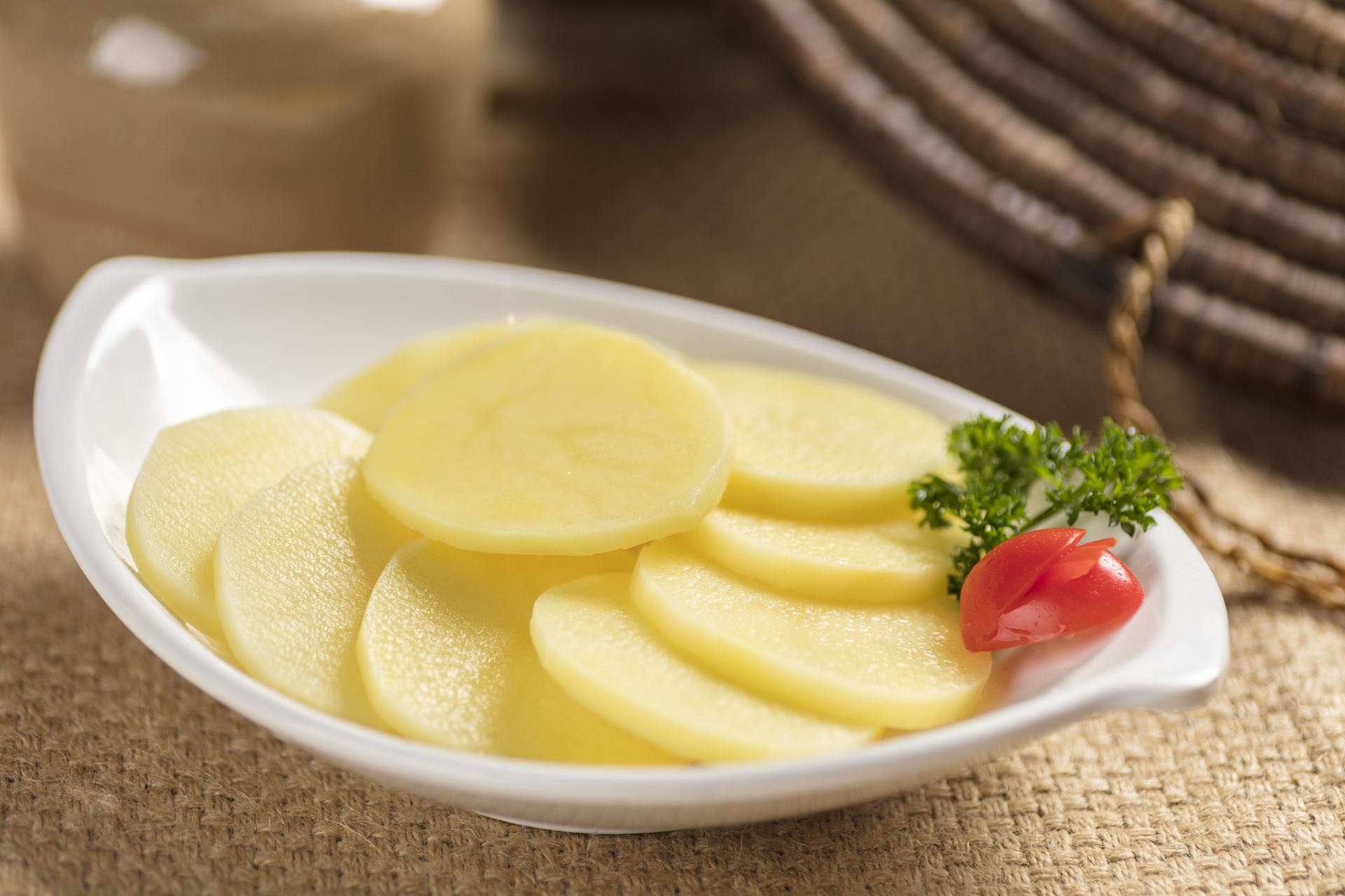 火锅店18元一份土豆就5薄片#  火锅店一份土豆就要18元就5片,腋个