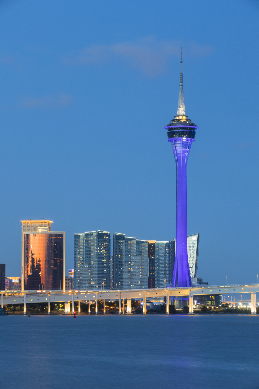 澳门塔是澳门的标志性建筑之一,位于澳门半岛的马术赛道上.