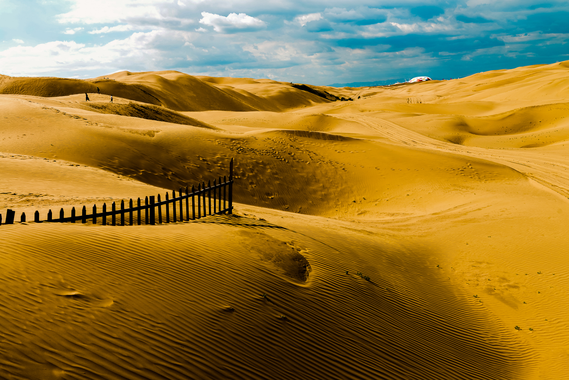 响沙湾位于库布齐沙漠的最东部,处于陕西,山西与内蒙古的三角地带