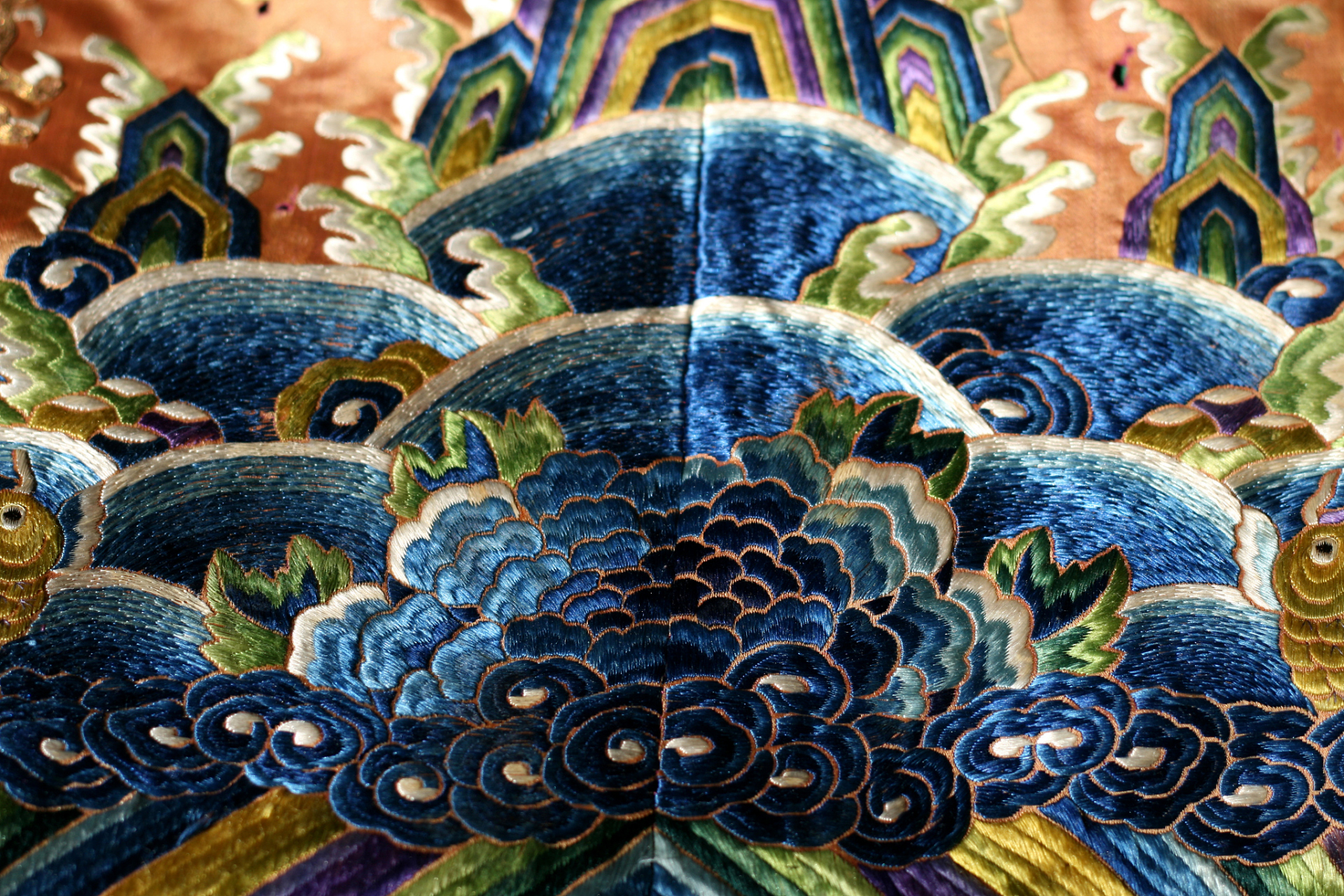 南京云锦兼具历史厚重与艺术价值,传承明朝成熟工艺.