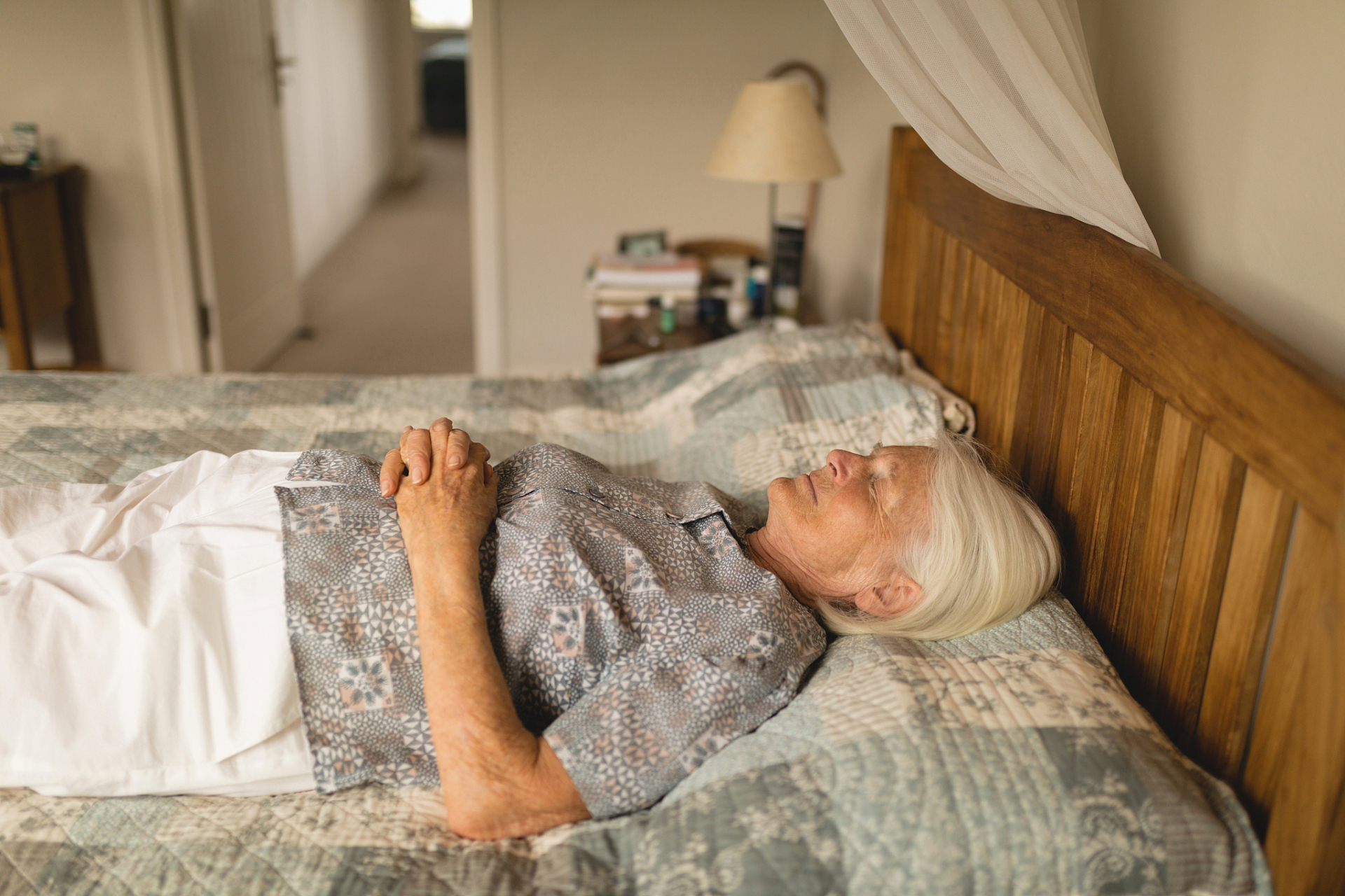 老人家老是进出医院,折腾得阿姨也跟着住院了