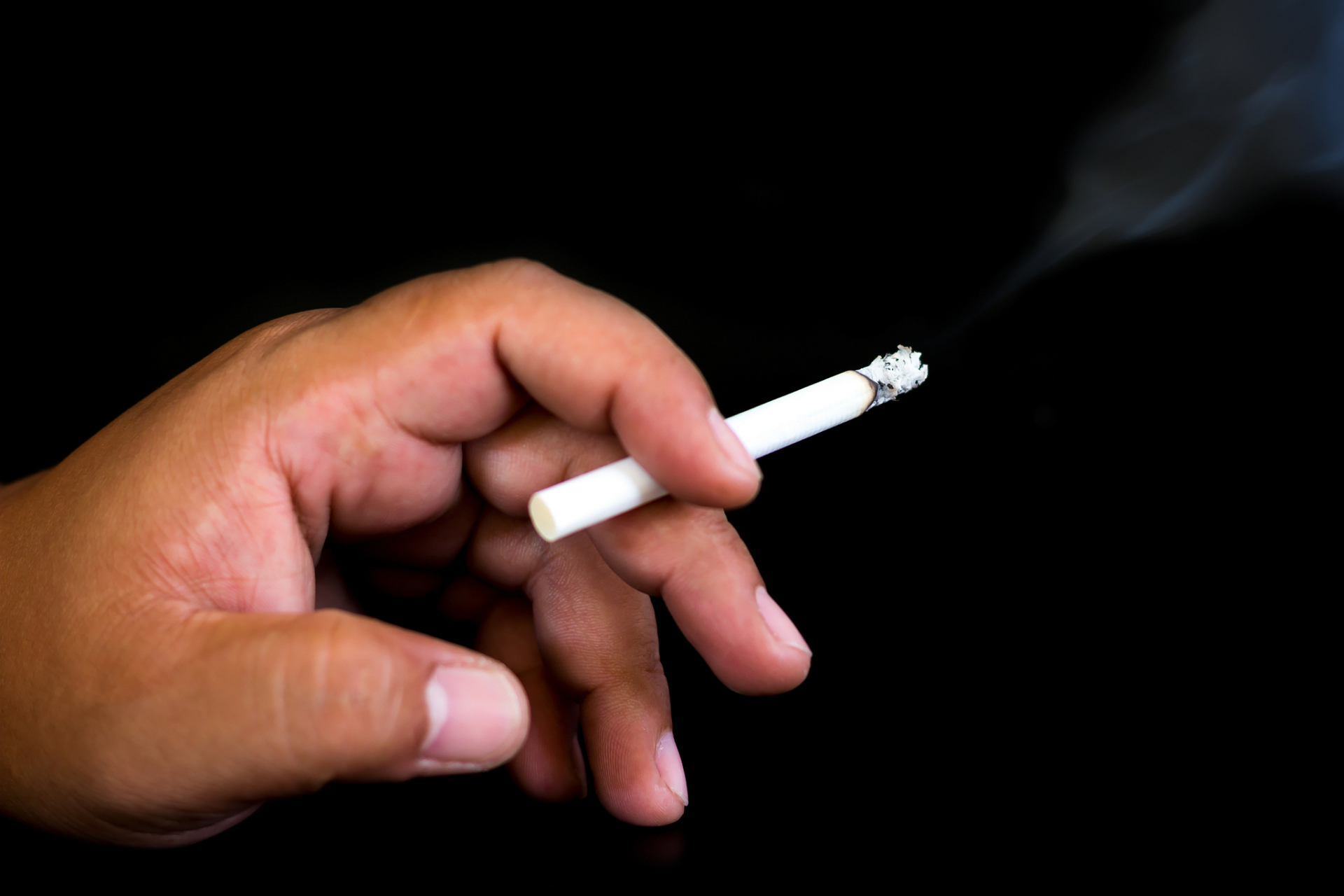 抽烟不仅仅是对肺部造成伤害,还会对眼部健康造成毁灭性的影响.