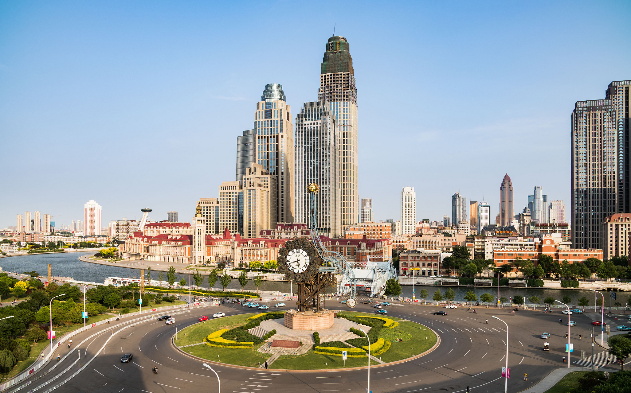 天津世纪钟广场位于天津市中心城区的海河畔,是一处集文化,艺术和休闲