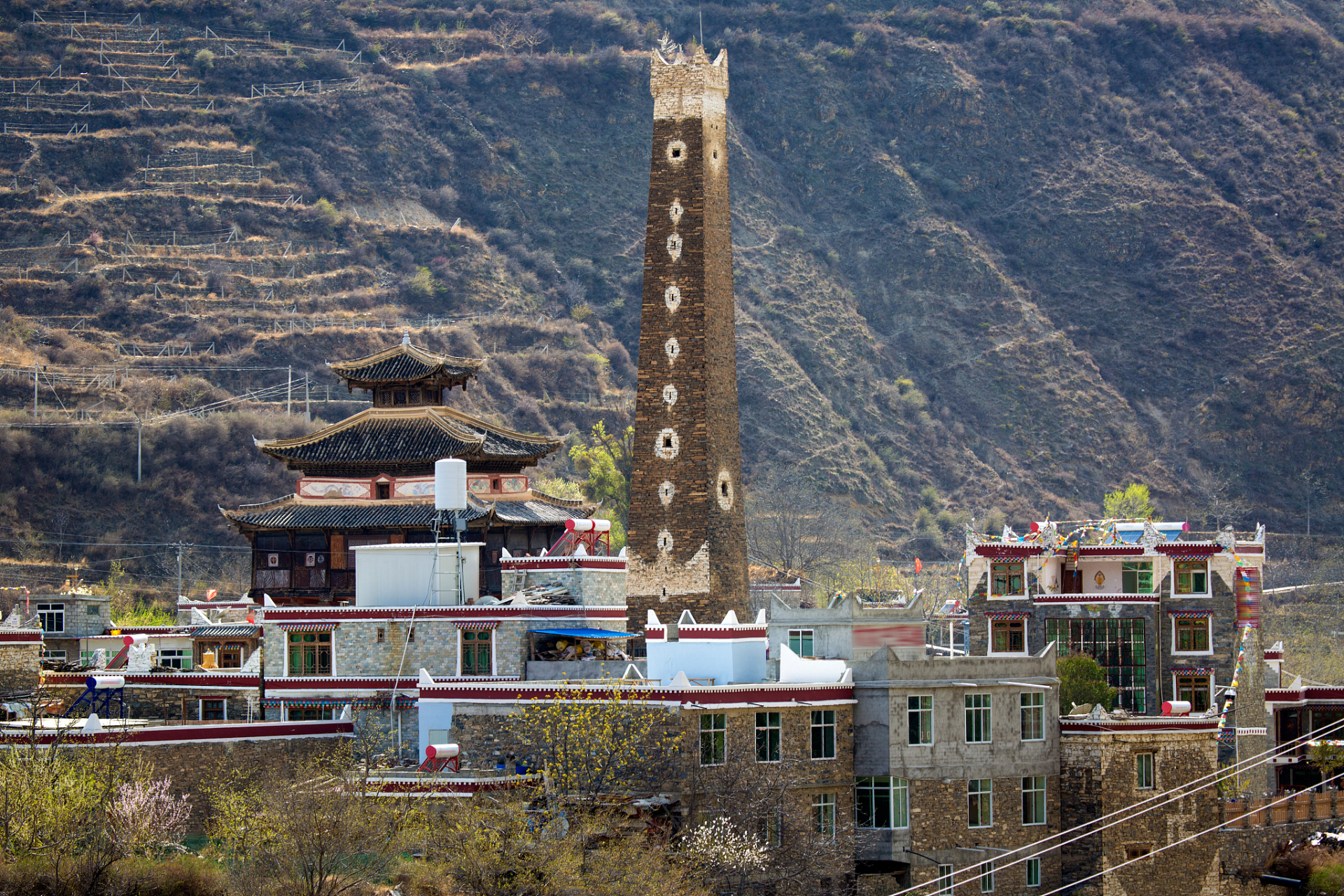 道孚县城:道孚县城历史文化悠久,有藏族民俗博物馆和茶马古道博物馆等