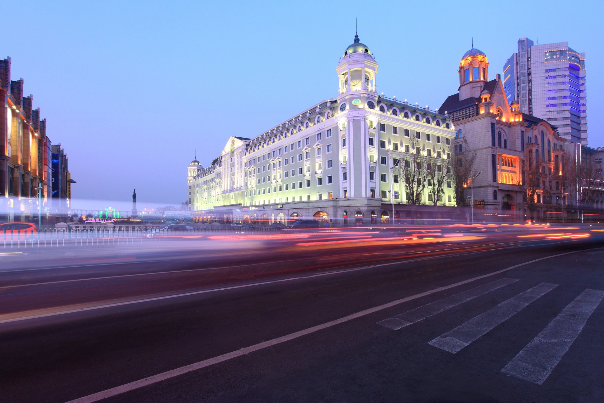 中央大街位于哈尔滨市道里区,起点是经纬街,终点是松花江畔的防洪纪念