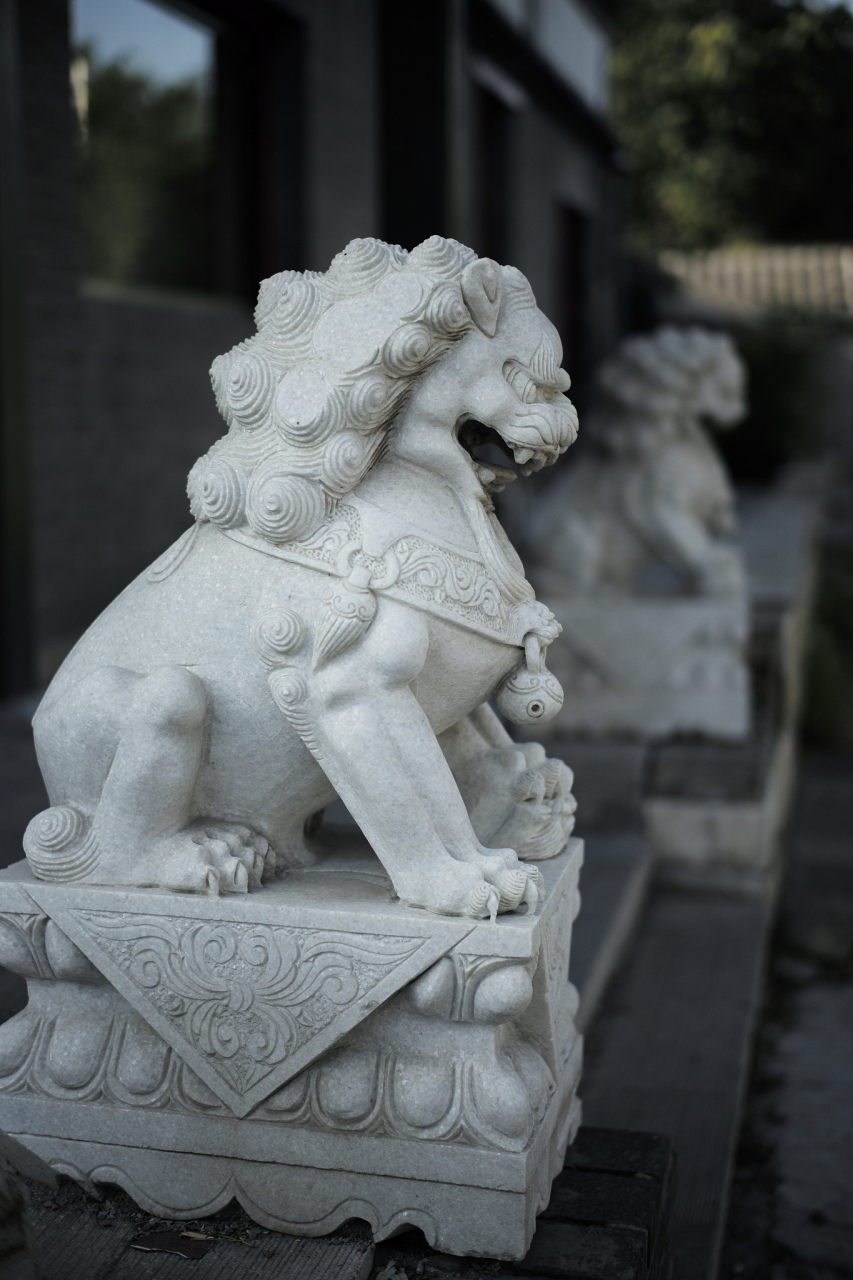 汉白玉石雕狮子是一种具有独特魅力和象征意义的艺术品