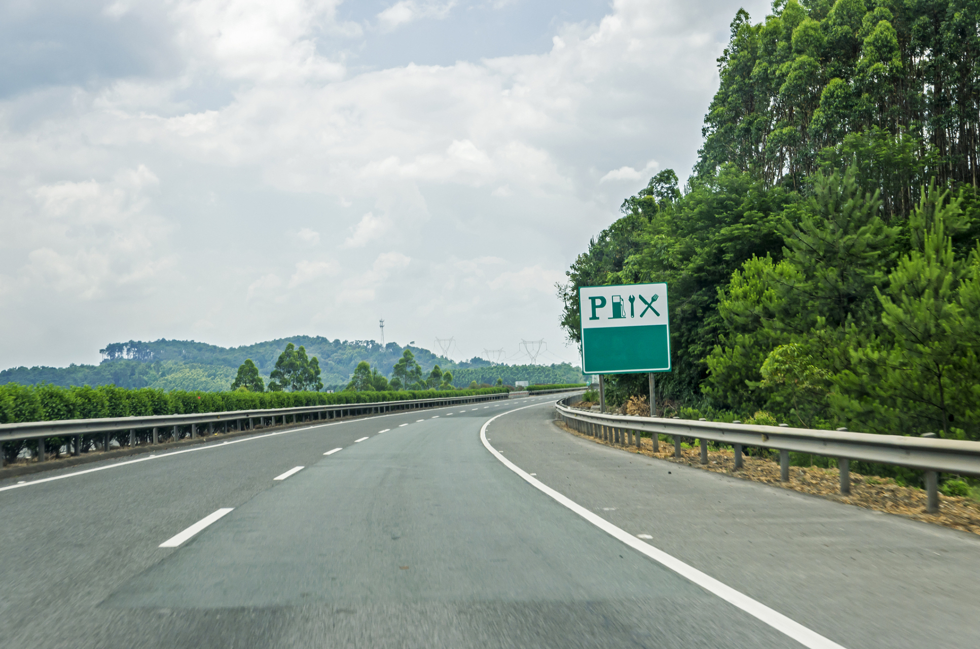 南宁绕城高速,真的很荒凉 本周从广东去崇左,两次经过了南宁绕城高速