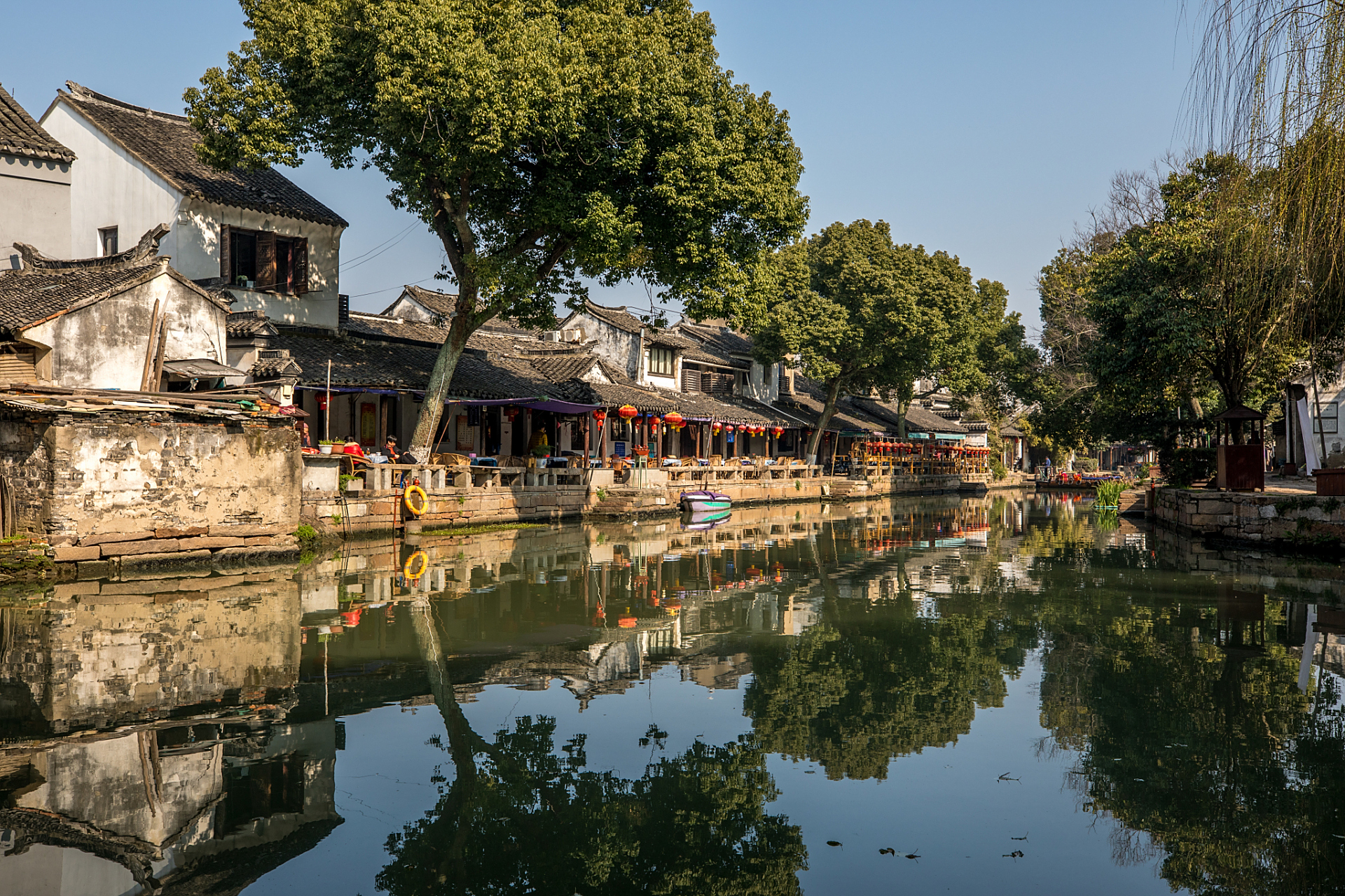 同里古镇的主要景点: 明清街:古镇商业街之一.