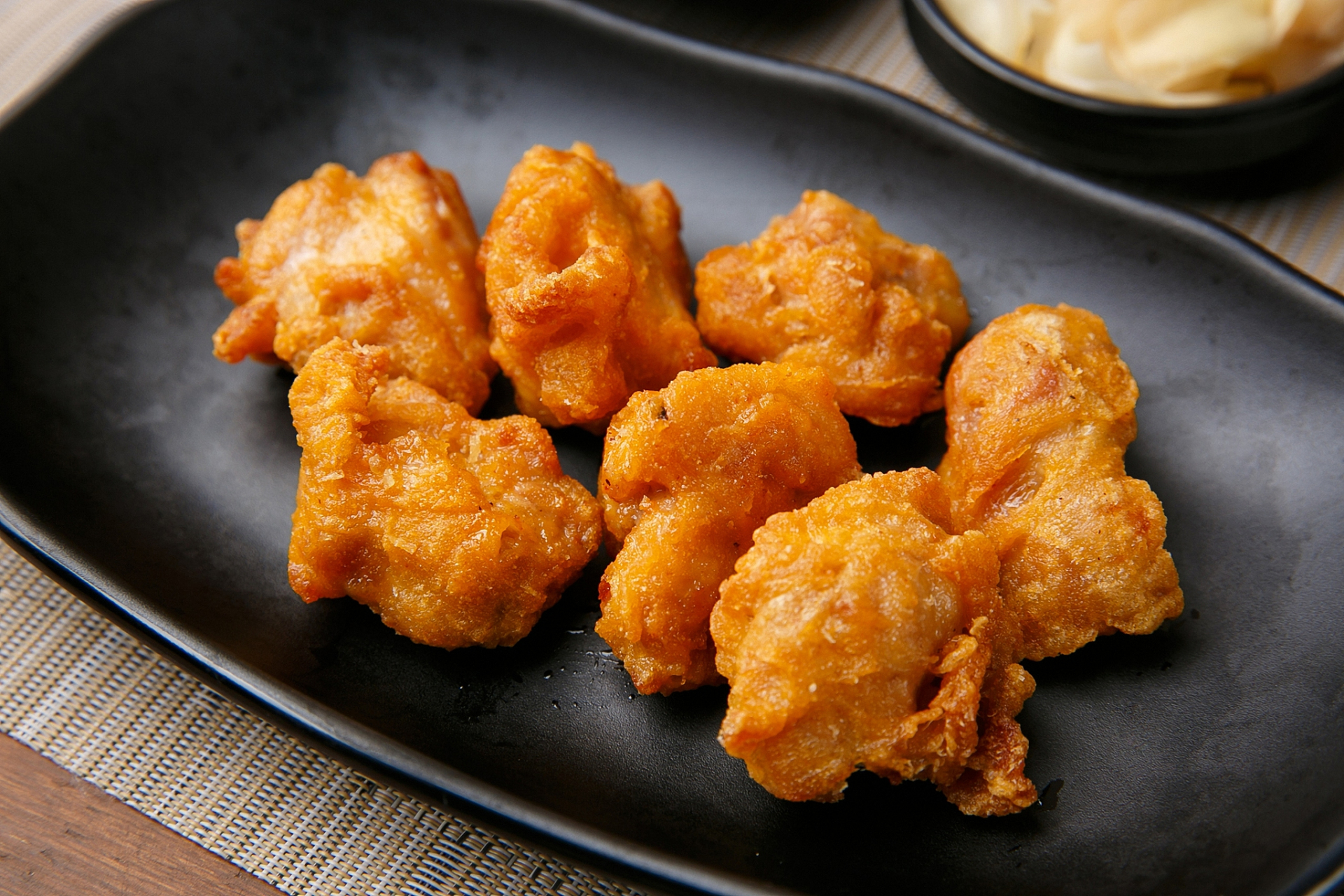 奥尔良炸鸡块制作方法:备齐材料,腌制12小时,裹蛋液和面包糠炸至金黄