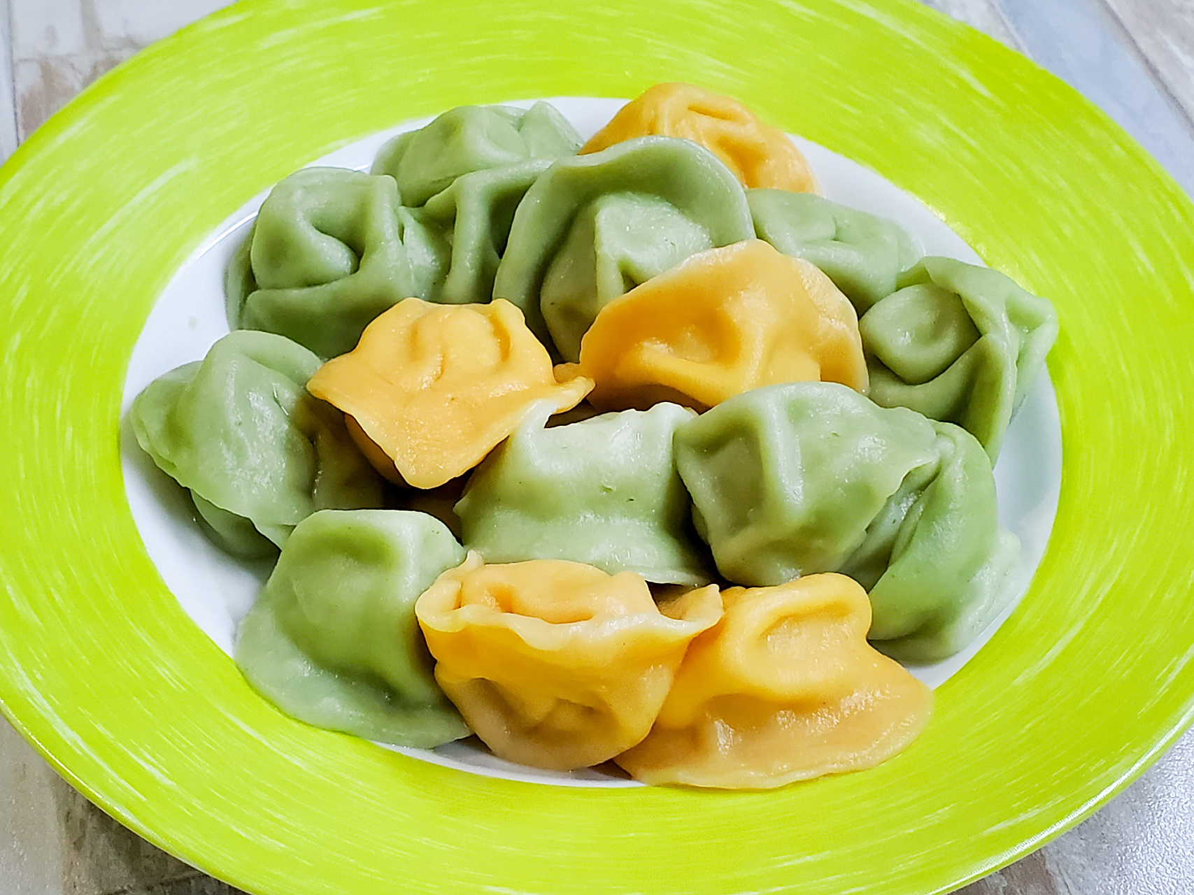 【黄心菜饺子】做法: 1,准备3大朵黄心菜,3个鸡蛋,黄心菜它的叶片圆形
