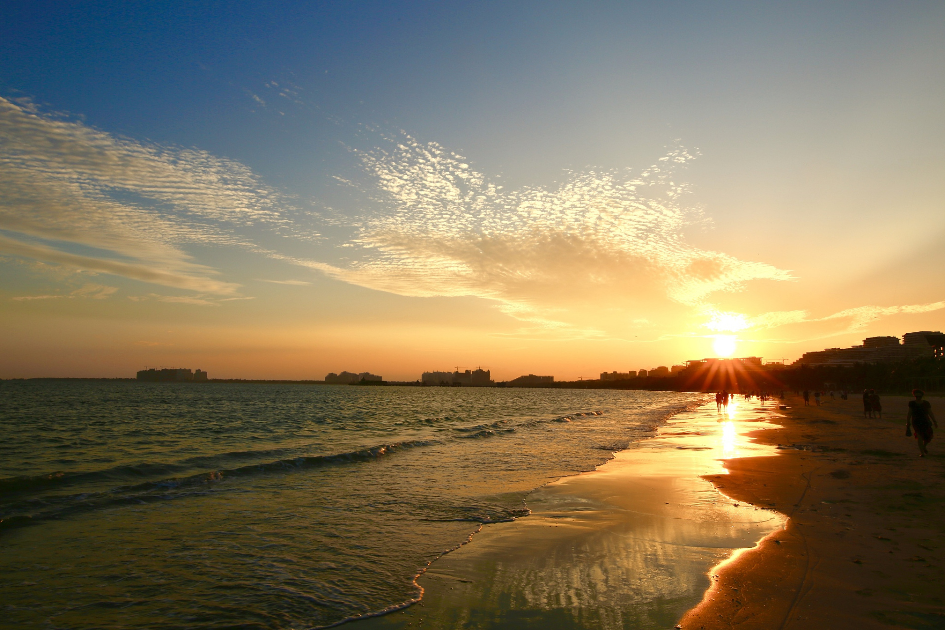 镜头里的春天# 春日旅游北海,夕阳美景尽收眼底.