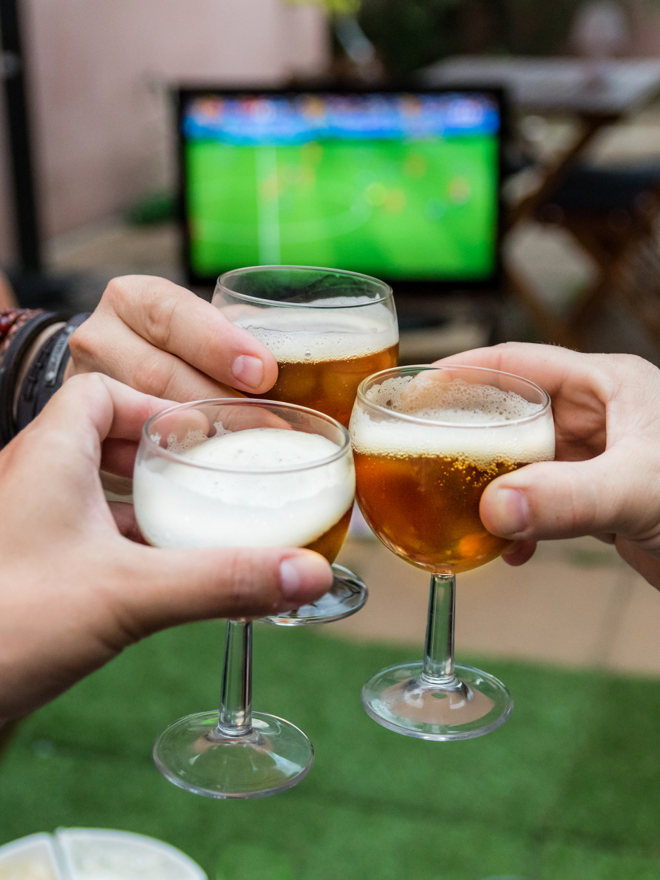 "饭局迟到,有人起哄"罚酒三杯,不要说"好,我喝,高情商的人都这样
