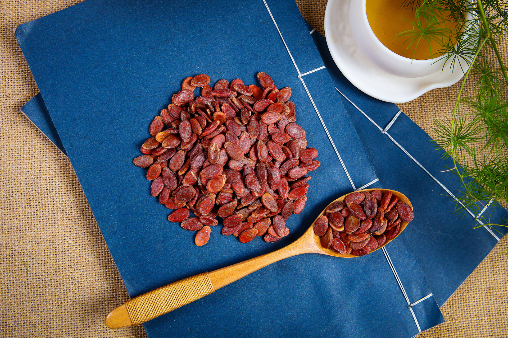 在广东河源,有一种特别的美食,那就是源城红瓜子.