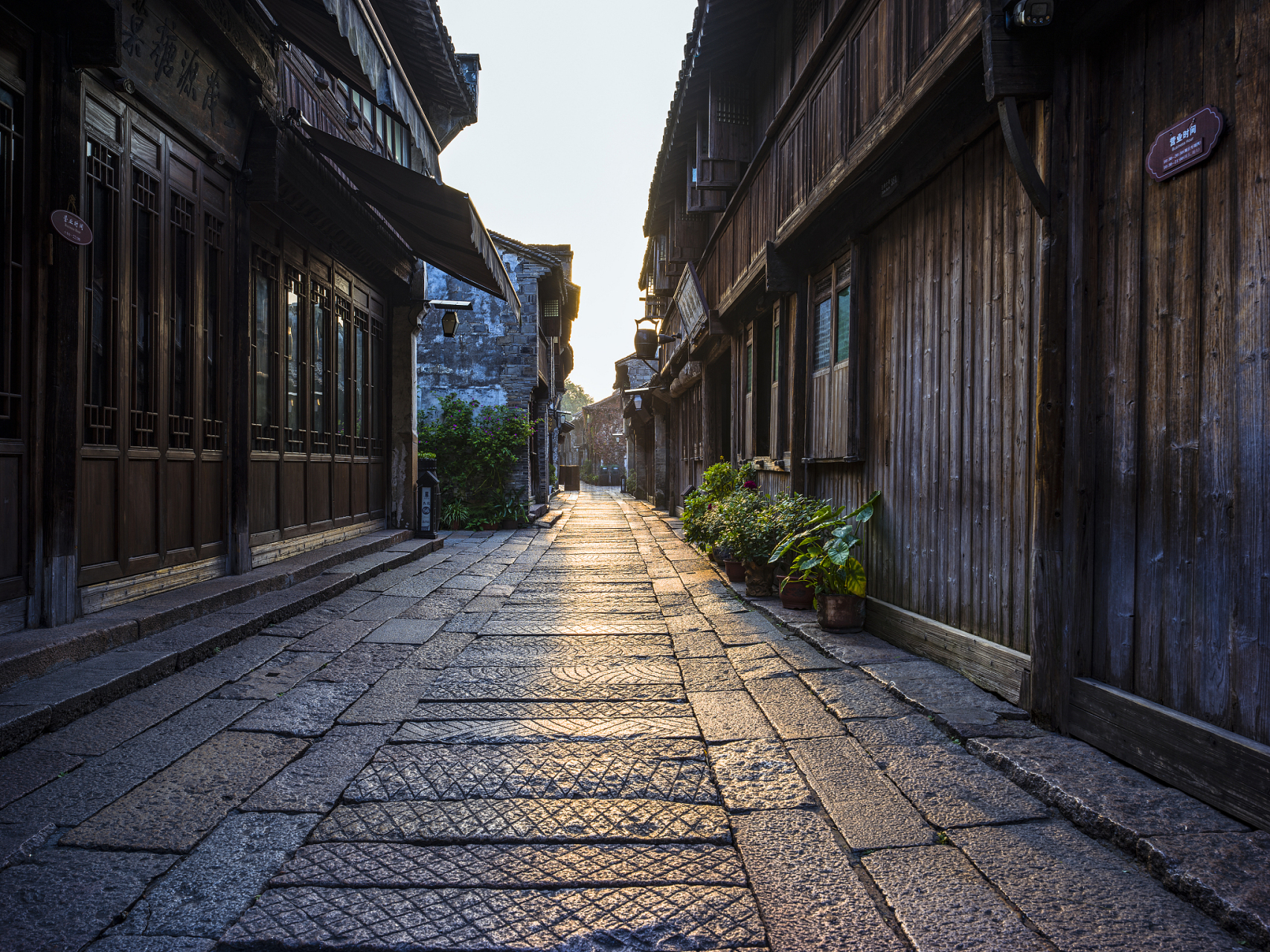 踏破了岁月的沧桑史  青石板上踩踏着 仿佛回到了古代的岁月  路边是