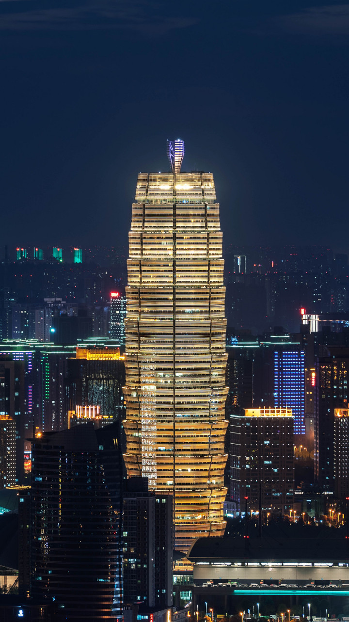 有人说:郑州夜晚的玉米楼——千禧广场,好丑,一点都不洋气,比不上