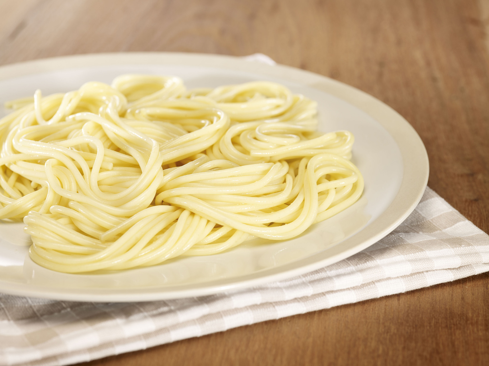 第二:锅里放油,放葱花,放入黄瓜翻炒均匀后,放入盐,翻炒均匀