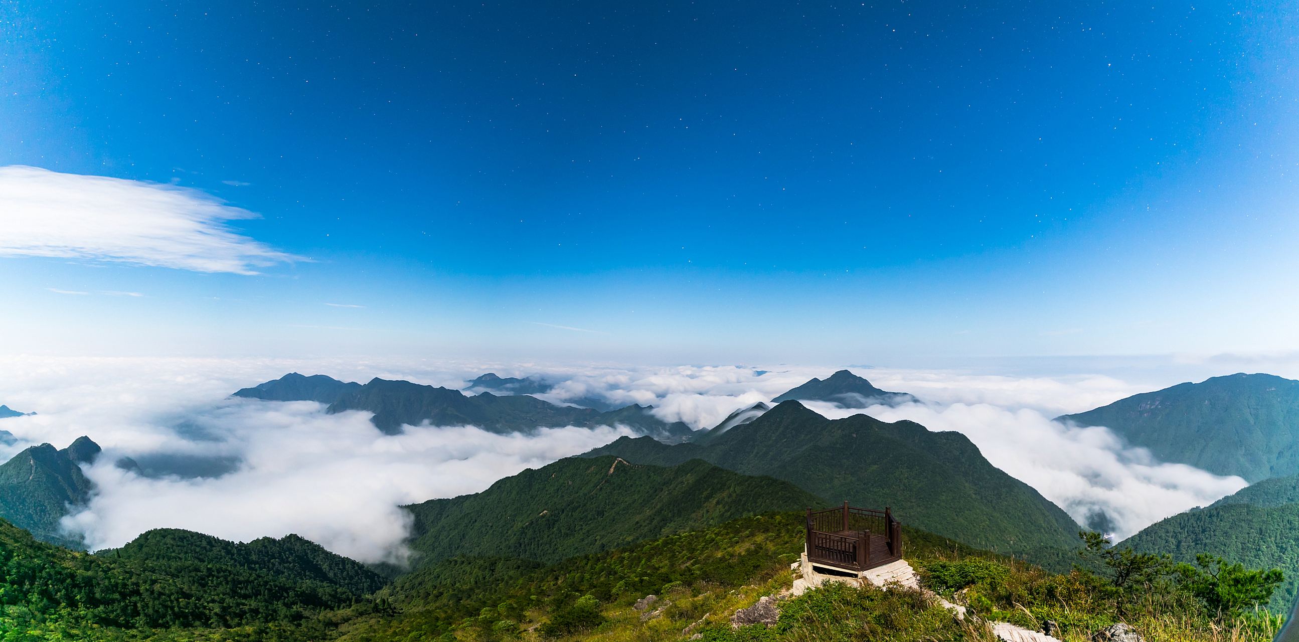 旅行中的治愈日常#夏日莲峰云海景区,坐落在九华山莲花峰,位于九华 