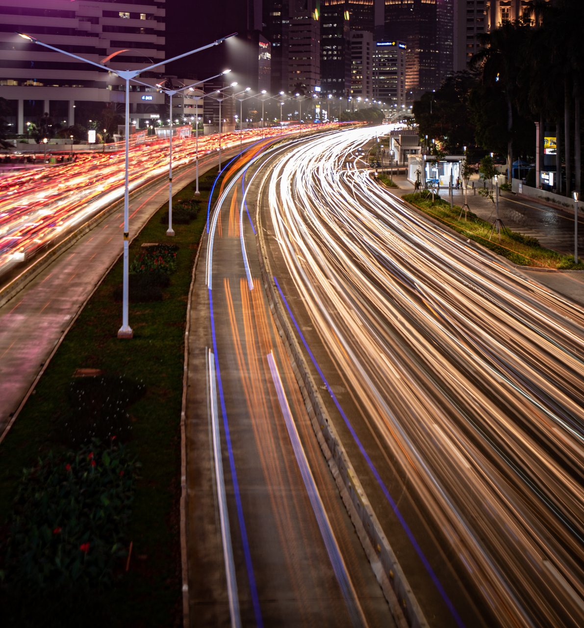 流光快门是一种摄影技术,也称为"慢门效果"或"长时间曝光",指在摄影