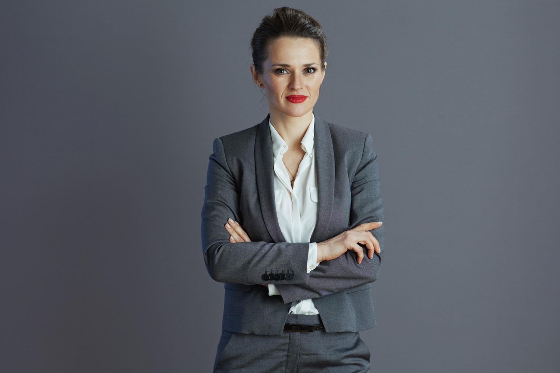 要在职场中打造专业而积极的个人形象,应当考虑以下五个要点:  01