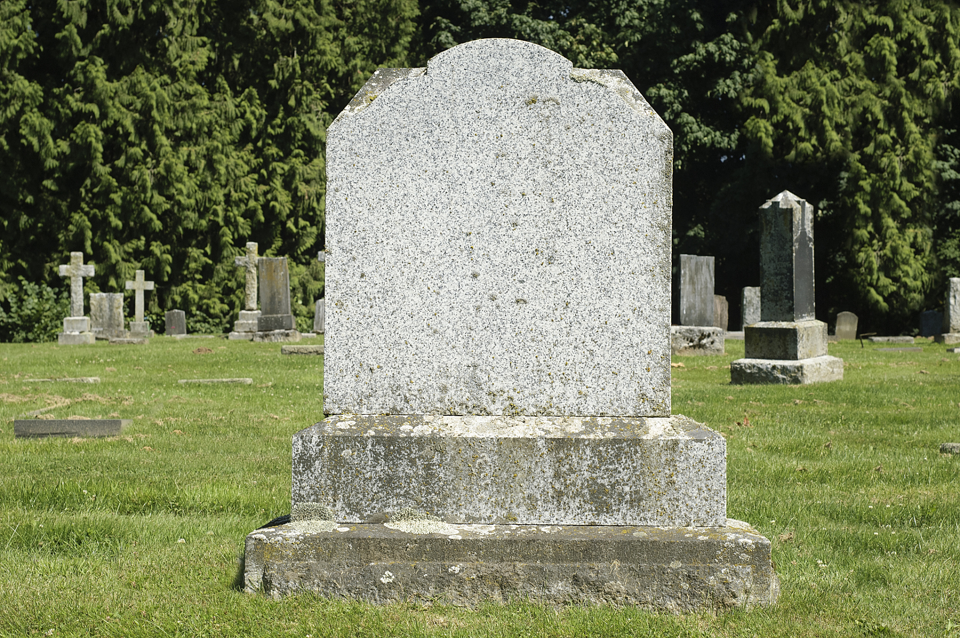 "守孝三年"的习俗让人们在逝去亲人的第三个年头才敢立下纪念碑;而