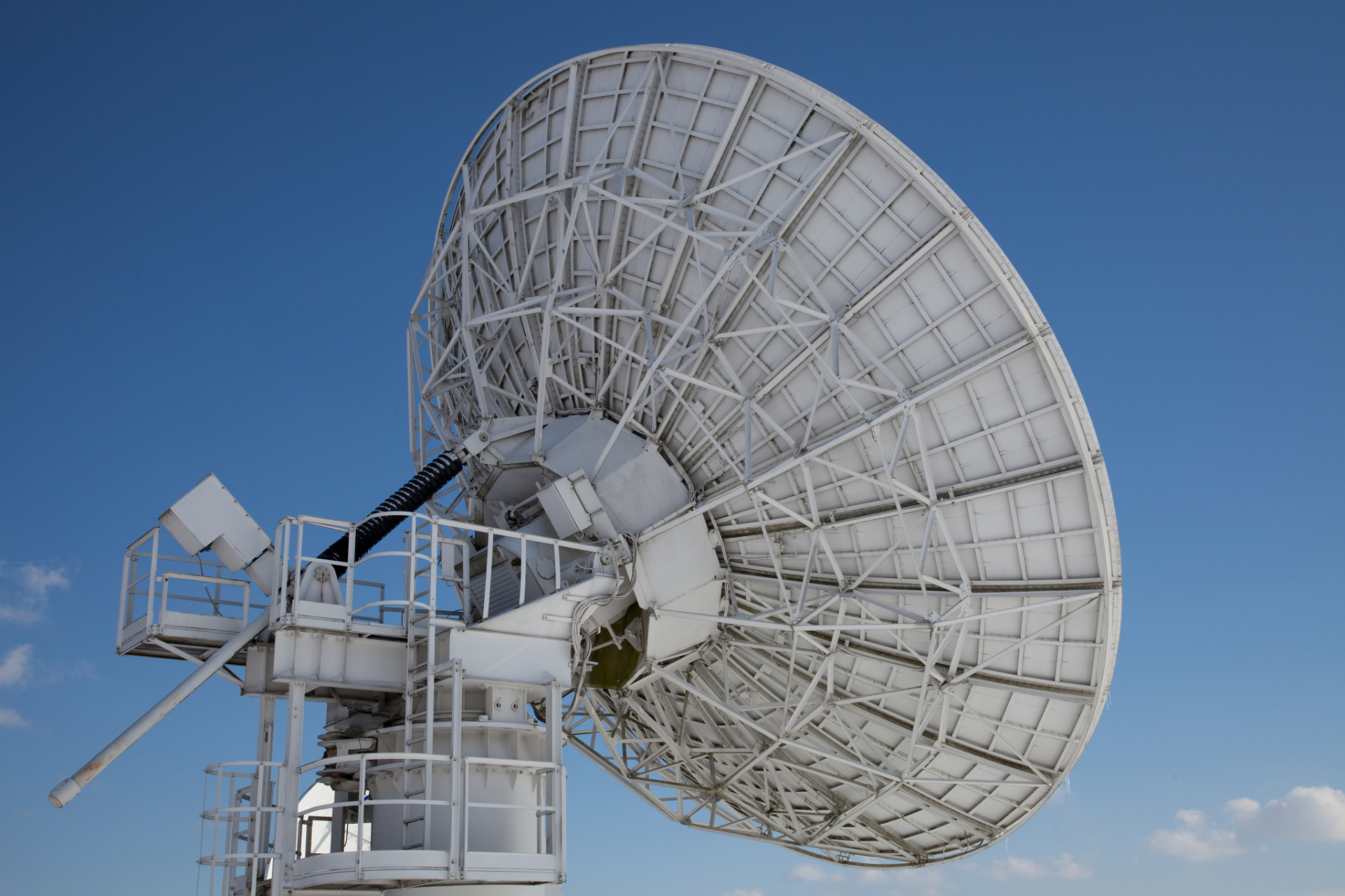 相控阵雷达# 大家猜猜前面这个高大的绿色大平板是什么?