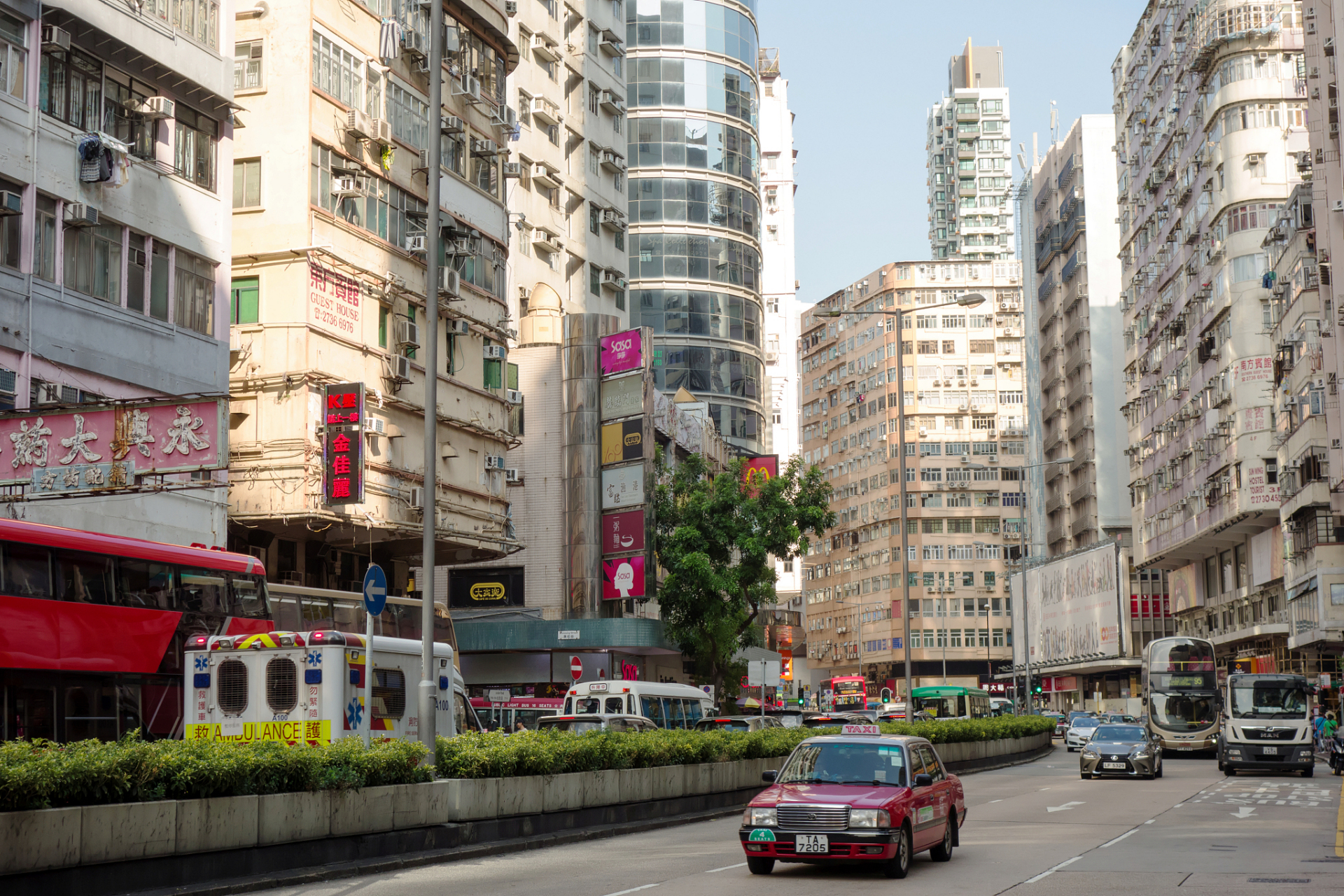 香港弥敦道,位于繁华的九龙,连接着旺角与尖沙咀两个商业区,是香港最
