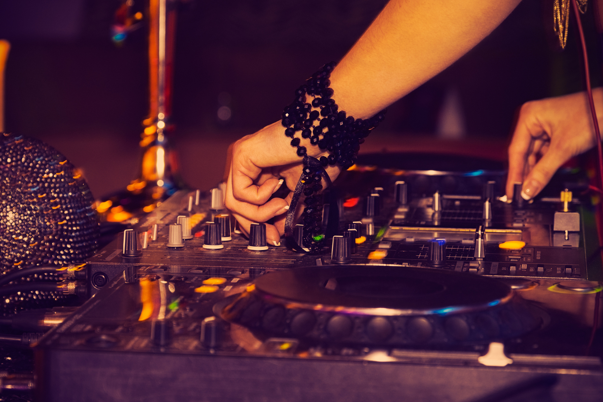 告诉你个好消息,在郑州,有一家特别靠谱的中东dj打碟培训中心,这里